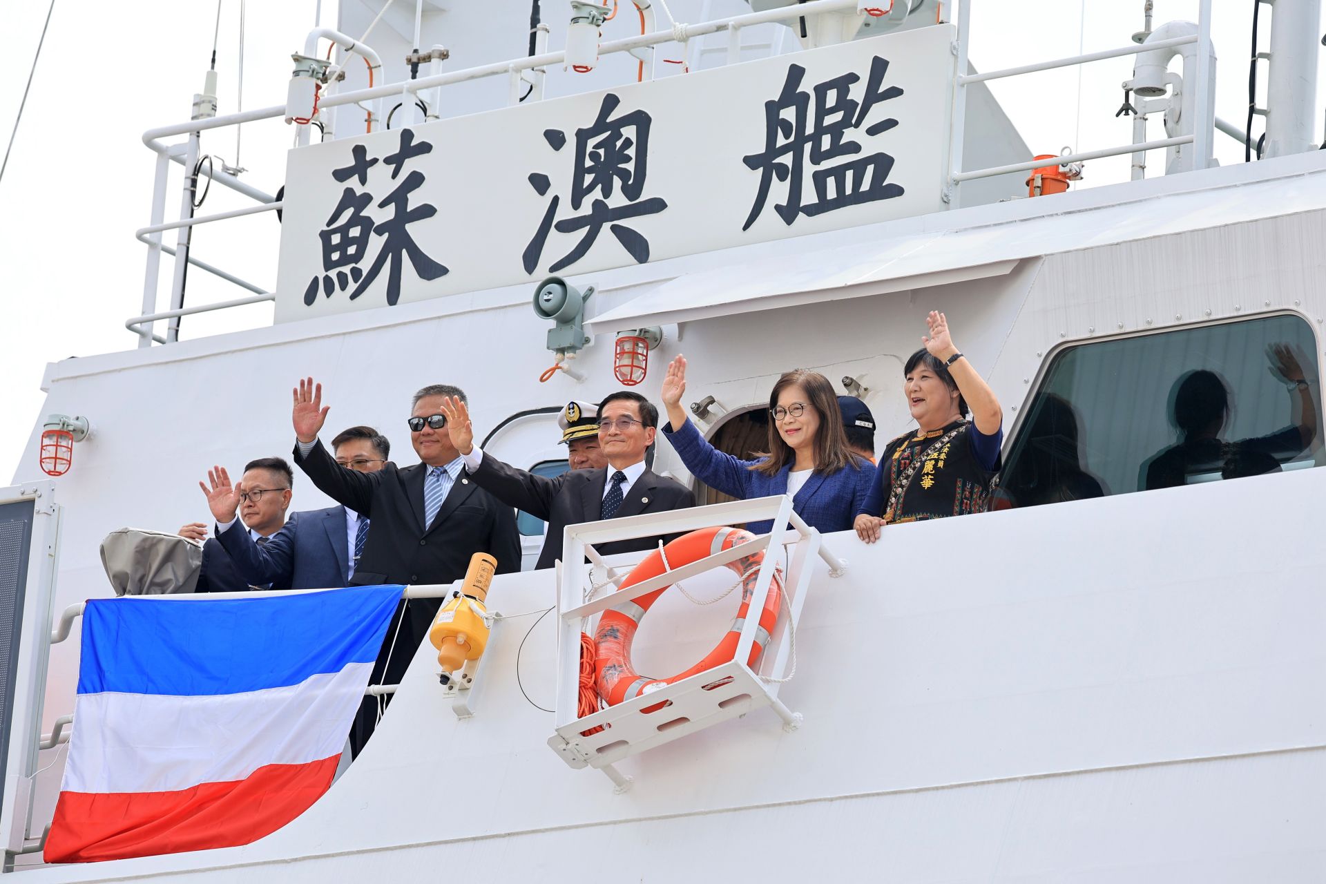 管碧玲主委偕同出席典禮貴賓一同登上CG612蘇澳艦參觀。（記者孫建屏攝）