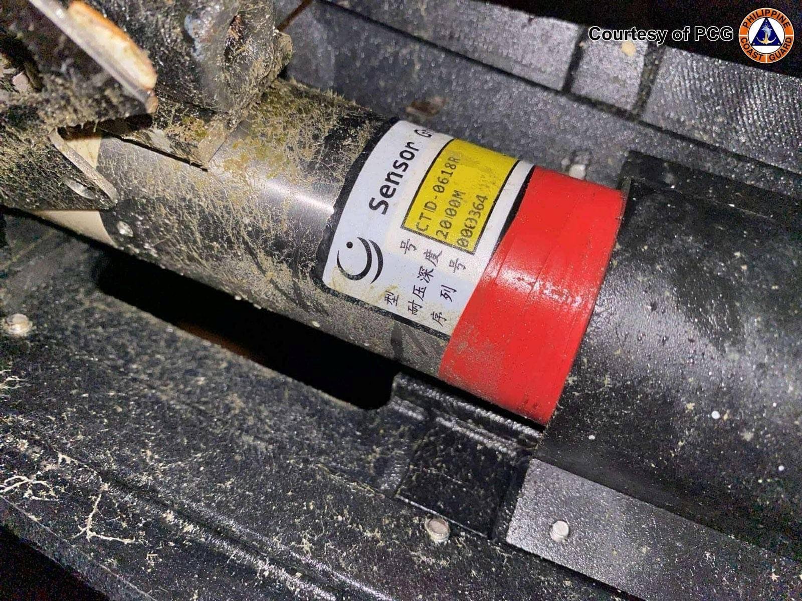 菲律賓漁民於南海發現的無人水下載具，長約3.7公尺，標籤上有中文字樣，疑為中共部署。（取自PCG發言人塔瑞耶拉「X」帳號）