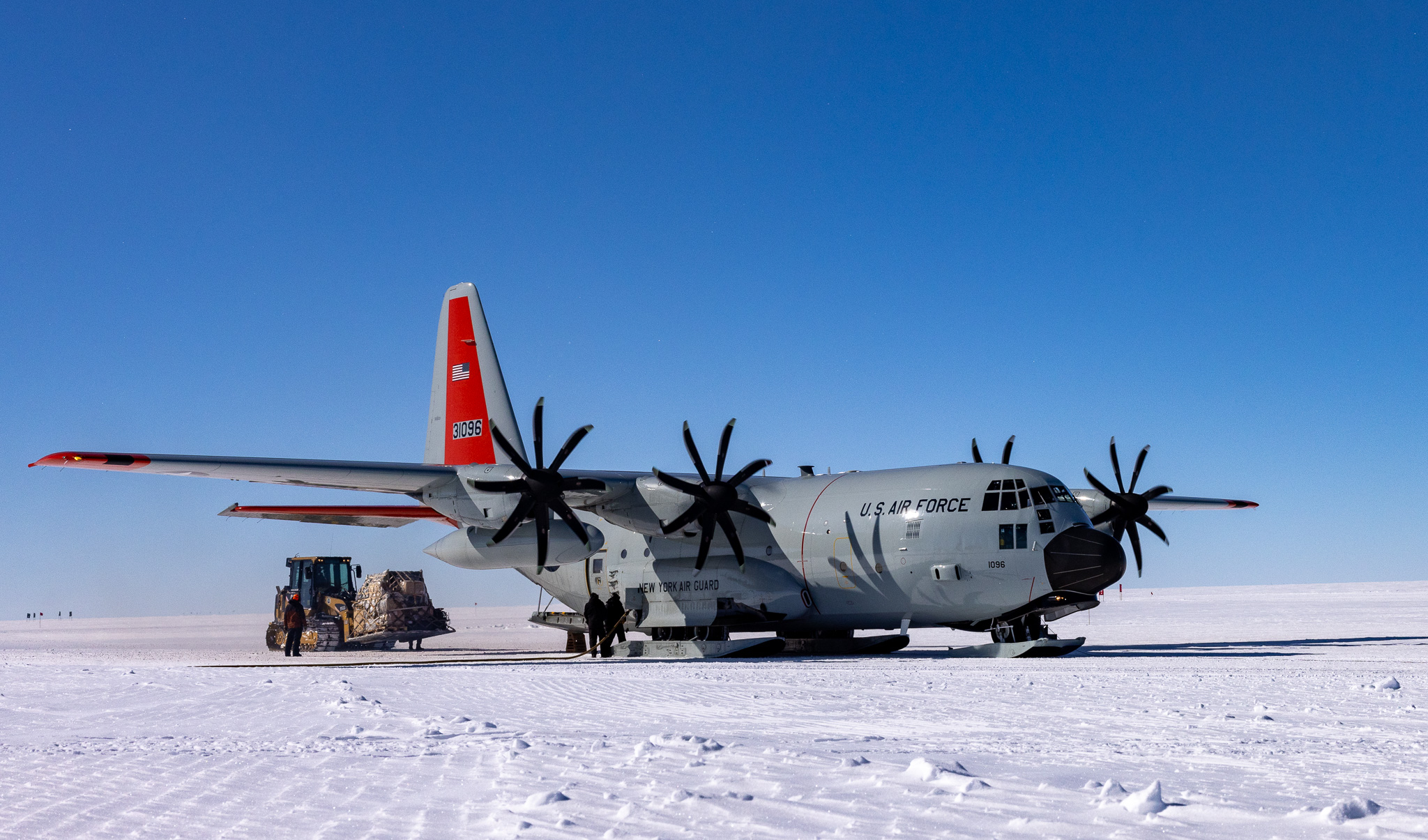 LC-130再度發揮優異的極地作業能量，完成今年度格陵蘭運補任務。（取自DVIDS網站）