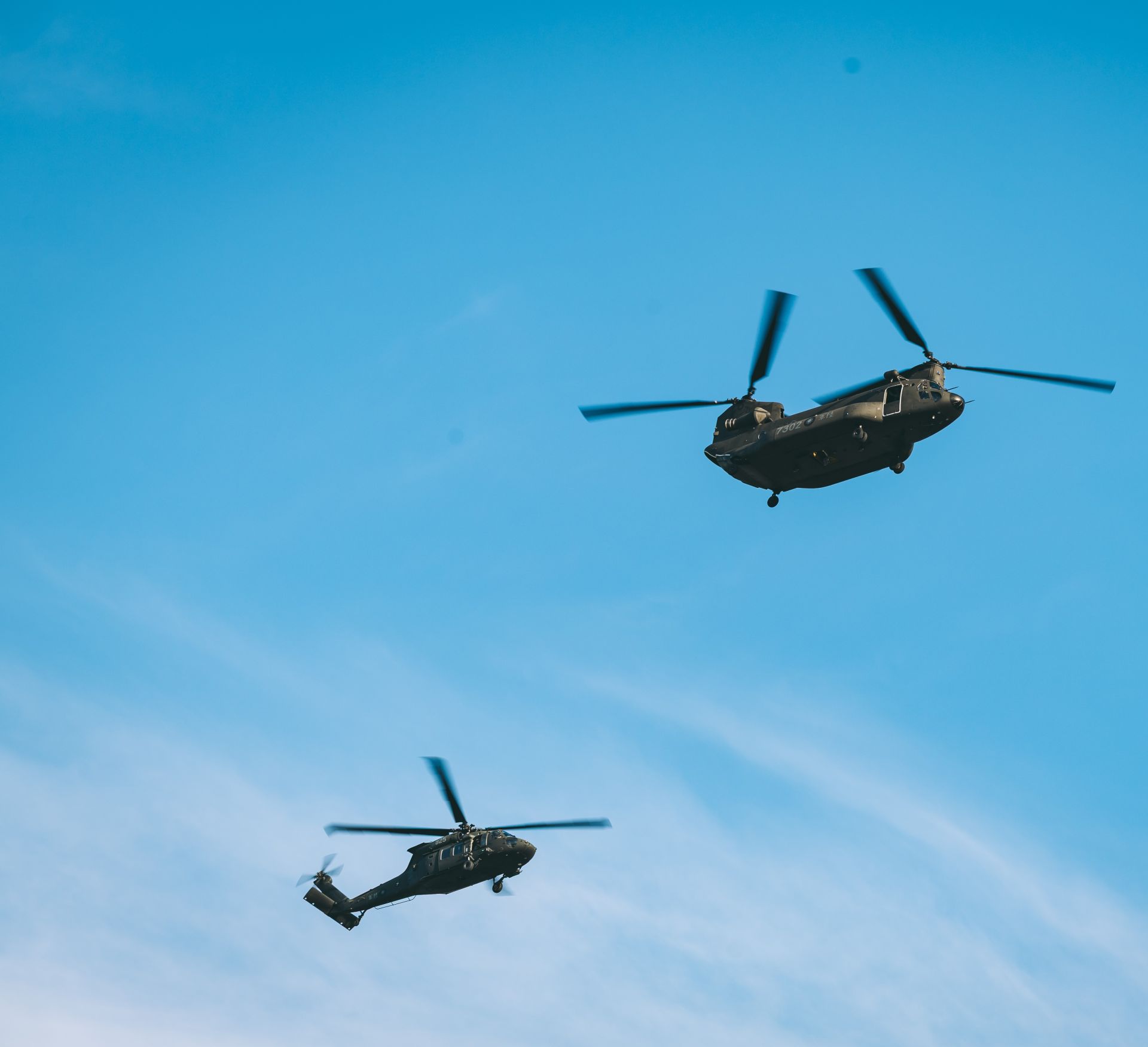 陸航派遣CH-47SD運輸直升機及UH-60M通用直升機各1架次實施編隊。（記者陳彥陵攝）