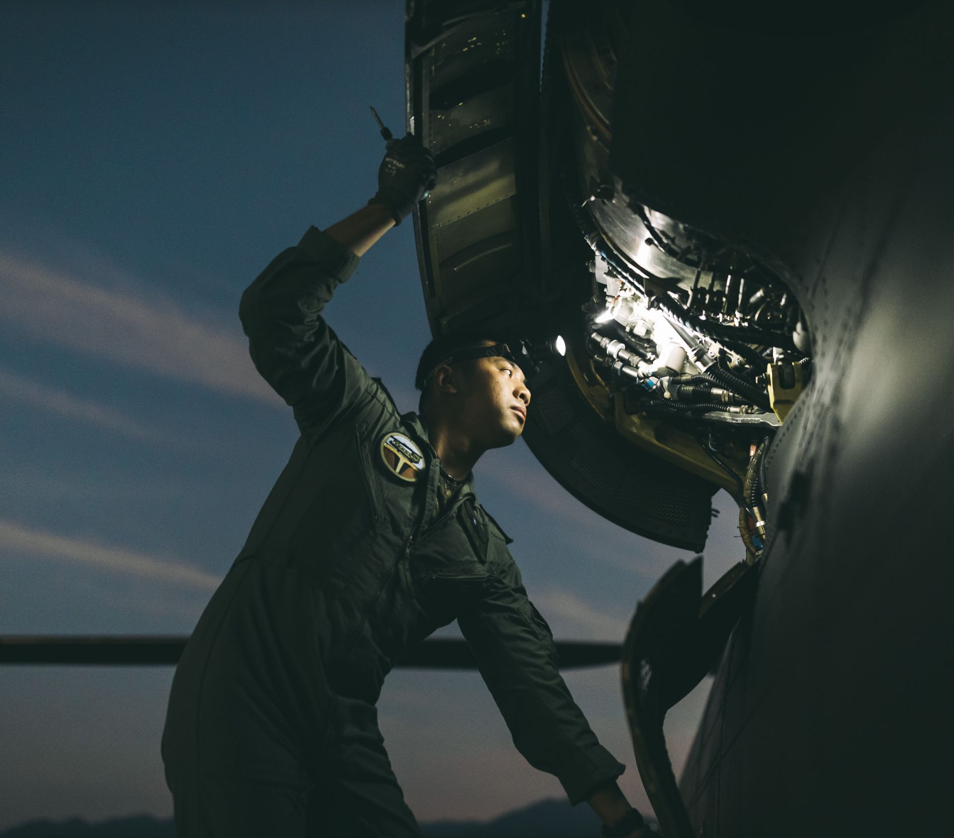 官兵於晨光微曦中進行起飛前檢查。（記者陳彥陵攝）