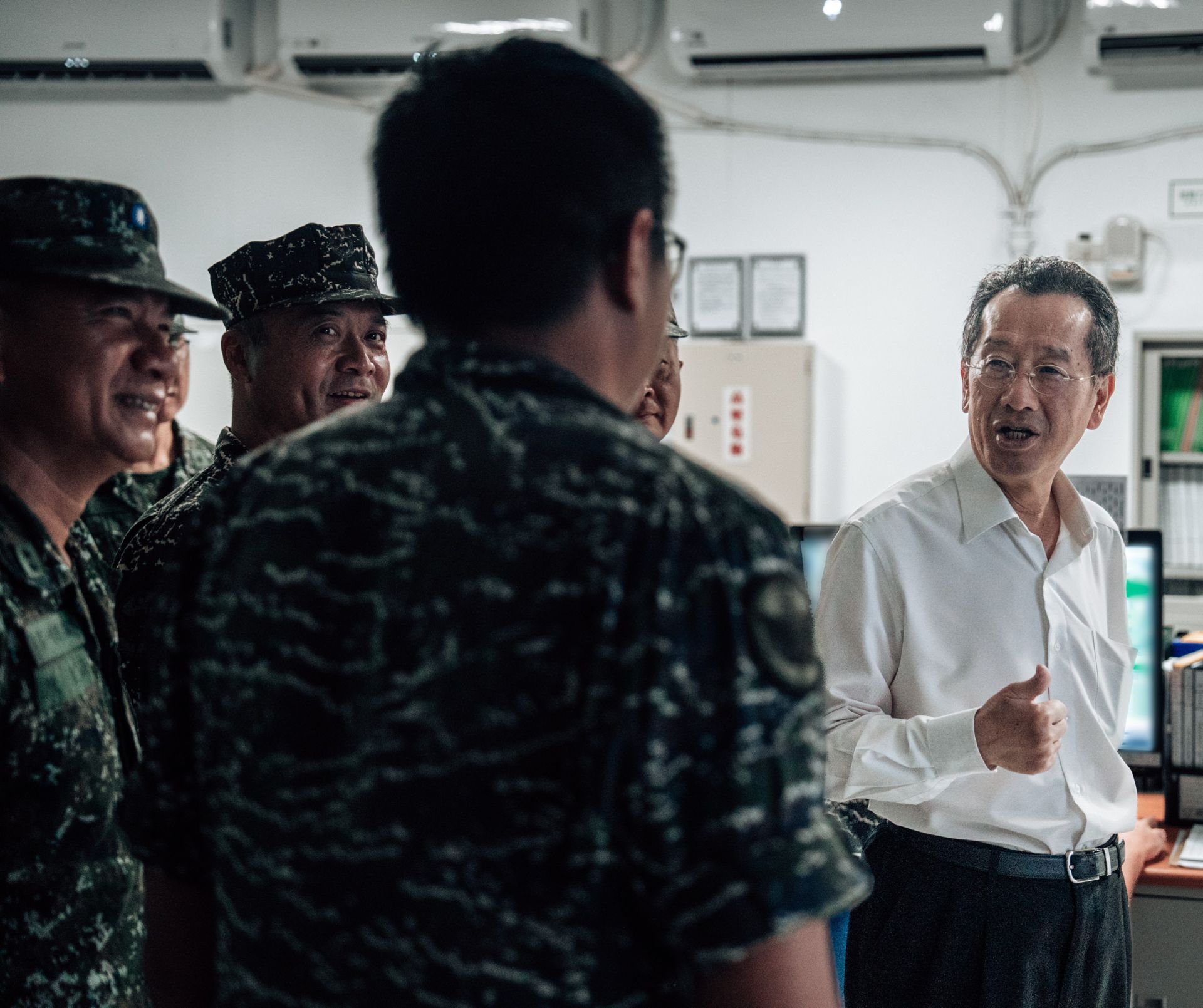 顧部長肯定外島官兵戍守前線辛勞。（軍聞社記者吳冠萱攝）