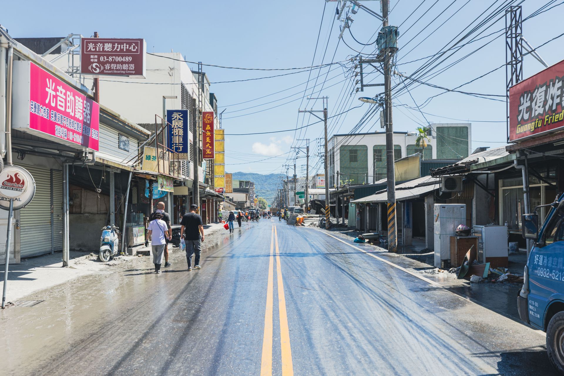 國軍昨日持續派遣工兵、化學兵等專業兵力，晝夜不停投入災後復原行動，經過將近10日復原工作，累計出動兵力已逾萬人次，截至昨日下午1時，災區7村落責任區的居民屋內垃圾與淤泥清除執行率，整體平均達88.14%，展現強大整備能力與高效執行力，與地方攜手為花蓮鄉親重建美好家園。（記者謝沛宸攝）