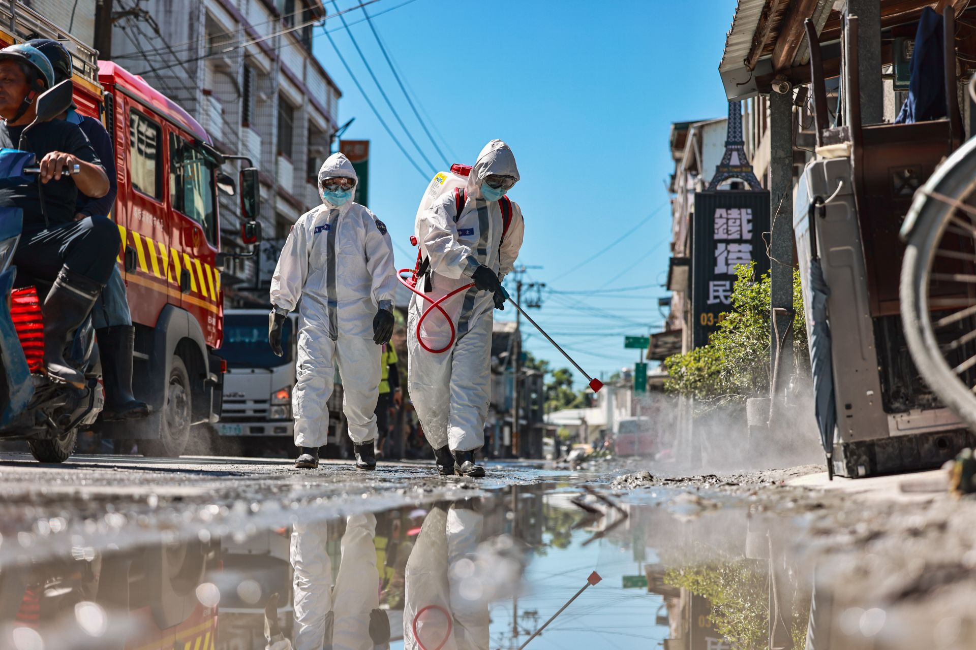 第2作戰區派遣花防部化兵連、33及39化學兵群等單位兵力，針對公共設施執行清消作業，避免病媒孳生。（記者謝承宏攝）