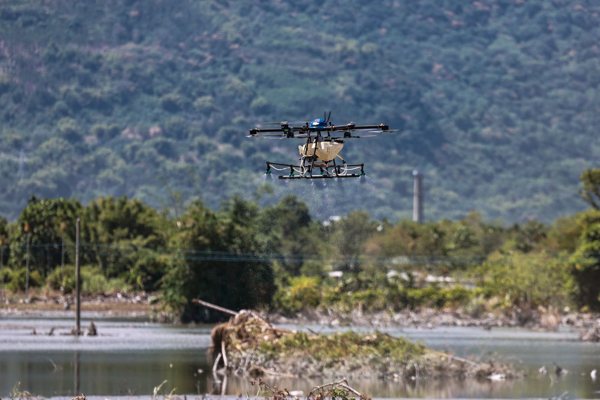 33化學兵群與民間無人機廠商合作，藉大型無人機突破地形限制，進行大範圍的噴灑消毒，有效提升清消效率與作業安全。（記者謝承宏攝）