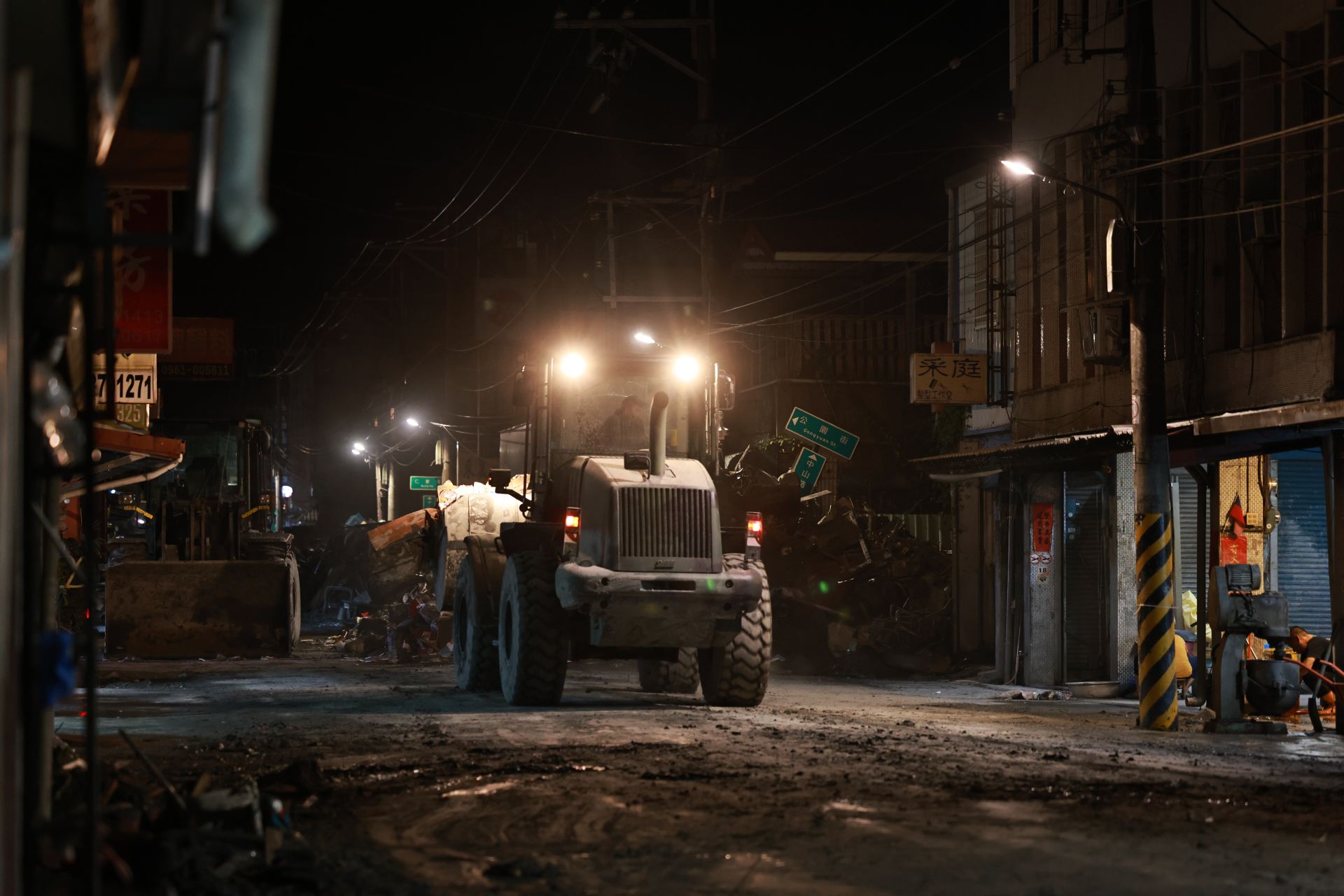 第2作戰區派遣工兵大型機具於夜間清除街道淤泥及廢棄物，加速恢復環境清潔。（記者謝承宏攝）