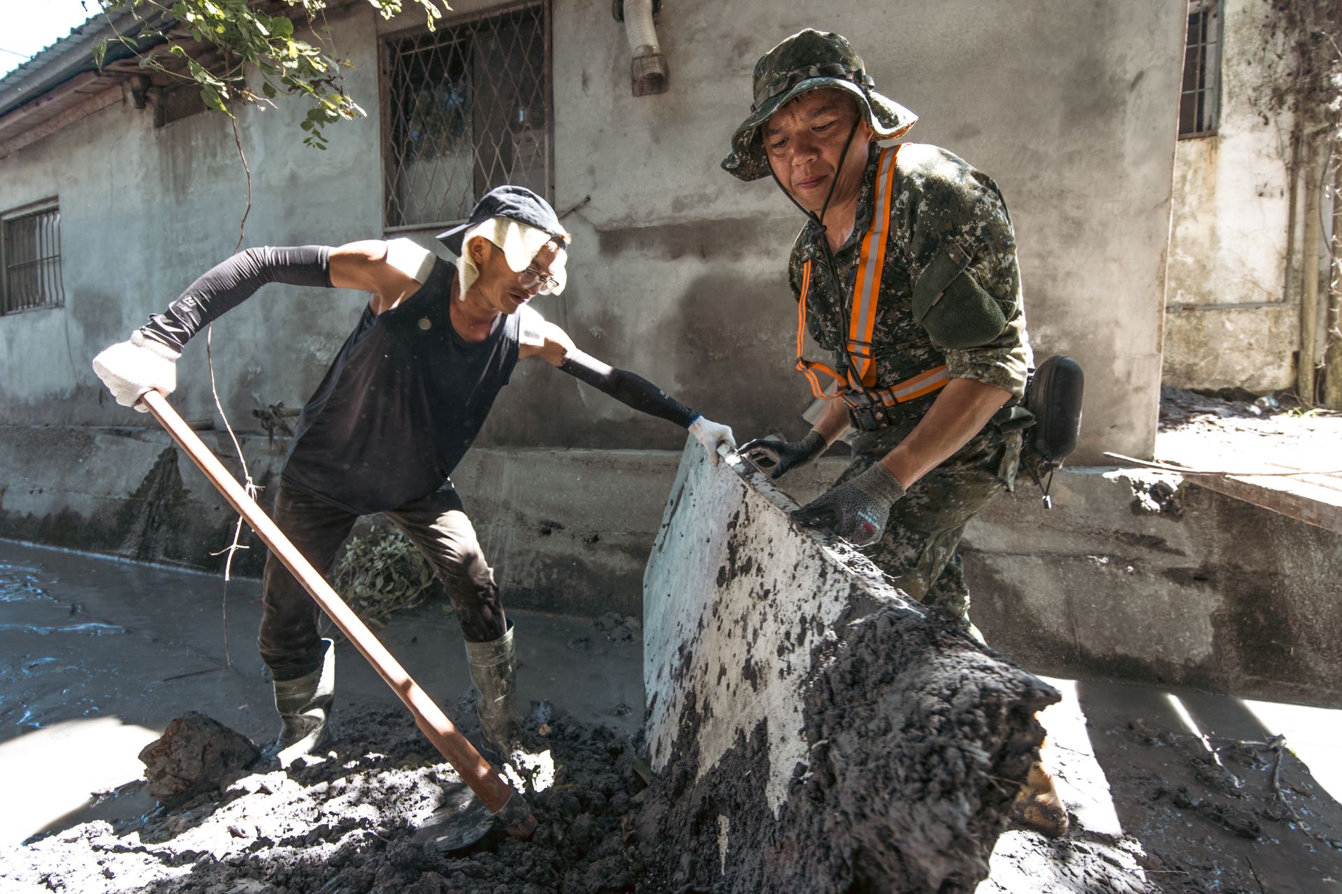 國軍持續投入兵力，晝夜不歇進行災後復原，並依計畫達成階段性清淤目標，展現國軍高效行動力，期盼在中秋節前協助居民恢復正常生活。（記者李明澤攝）
