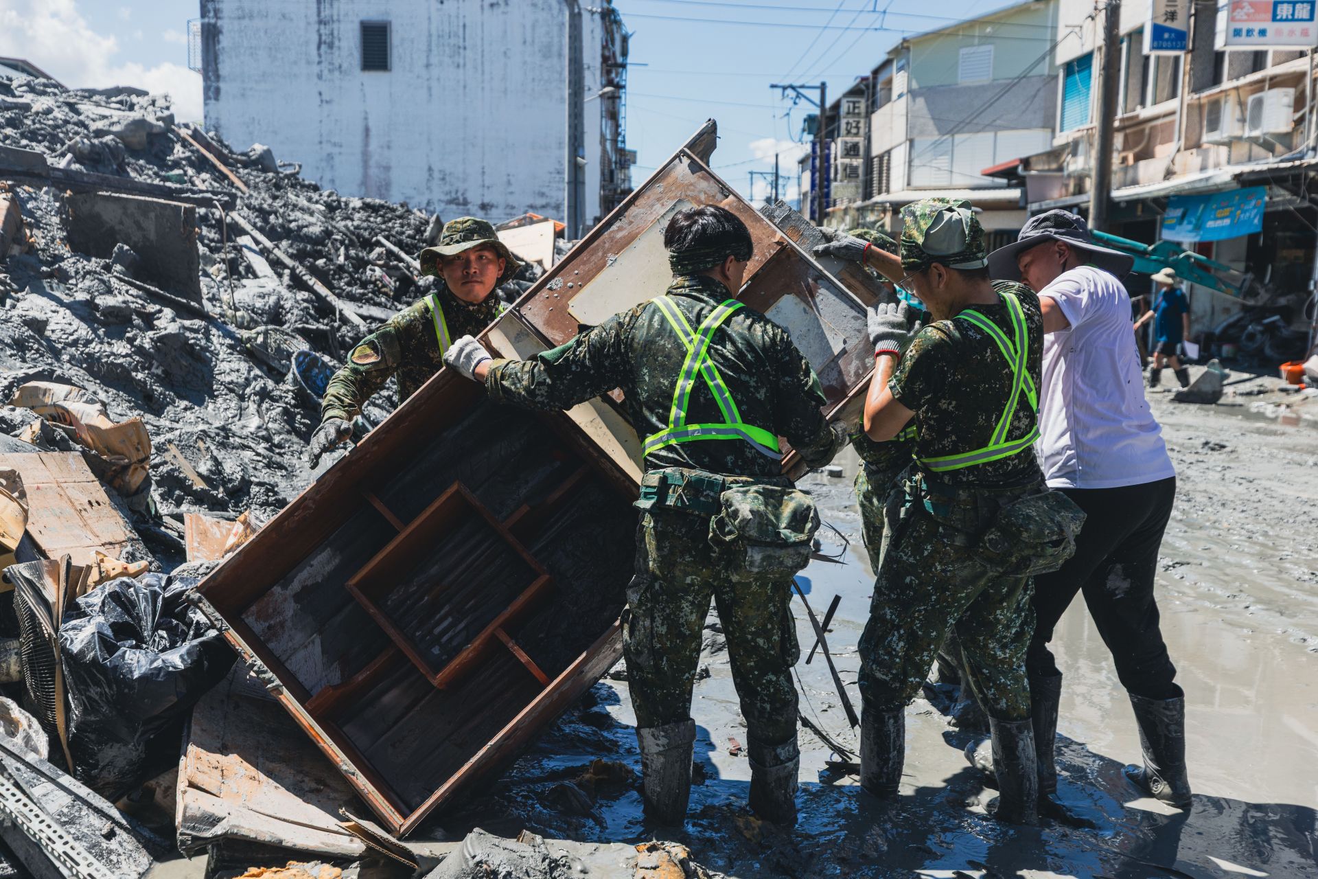 國軍持續投入兵力，晝夜不歇進行災後復原，並依計畫達成階段性清淤目標，展現國軍高效行動力，期盼在中秋節前協助居民恢復正常生活。（記者謝沛宸攝）