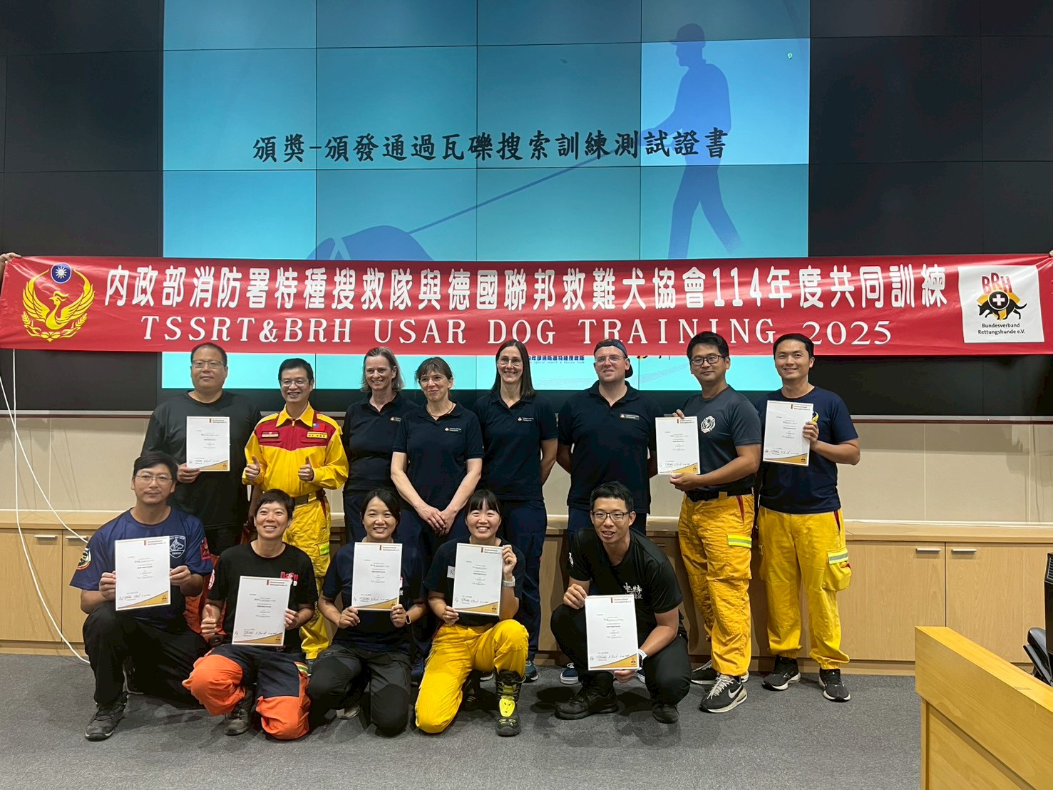 消防署特種搜救隊今（3）日舉行「臺德搜救犬交流訓練」，共有6組隊伍通過「路徑追蹤搜救犬」測驗，將成為搜尋山域及失蹤人口的好幫手。（圖由消防署提供）