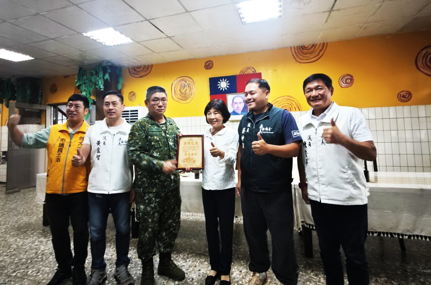 嘉義地區駐軍代表(左3)回贈感謝狀給陳姿妏議長(右3)，表達謝意。(圖/記者黃音文攝)
