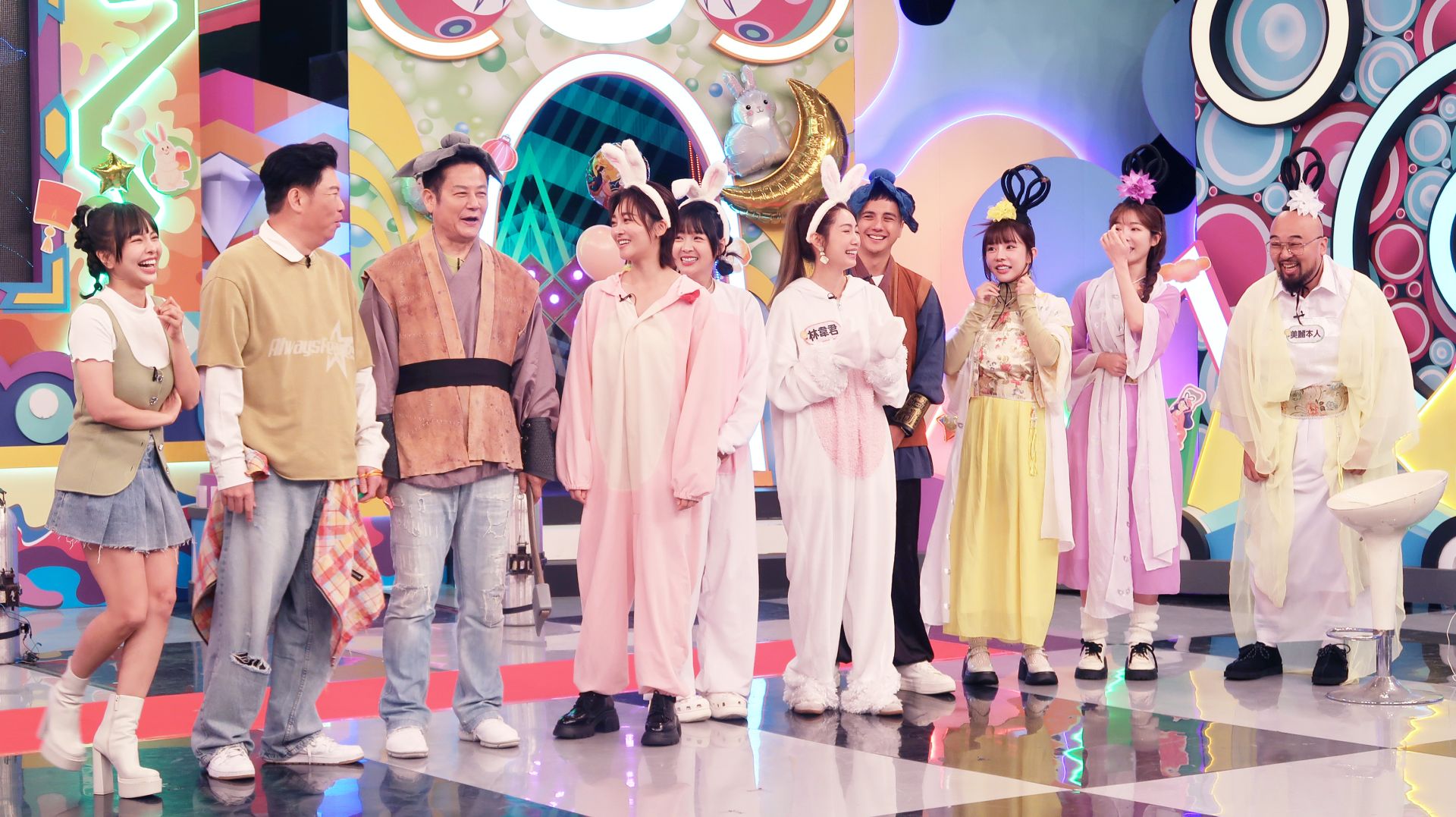 乃哥隊（左三右起）Cosplay「住在月球上的生物」造型出場應戰。（華視提供）