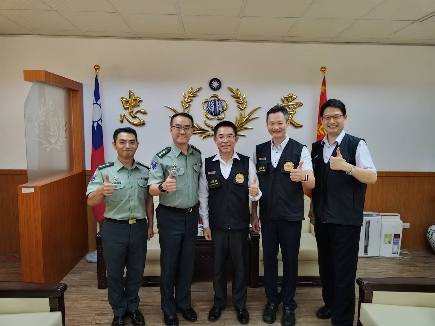 臺北市榮民服務處處長黃信仁今（3）日拜會臺北市後備指揮部指揮官顏宏達、軍備局第202廠王文宏少將，強化退除役官兵及遺眷服務工作。（圖由臺北市榮民服務處提供）