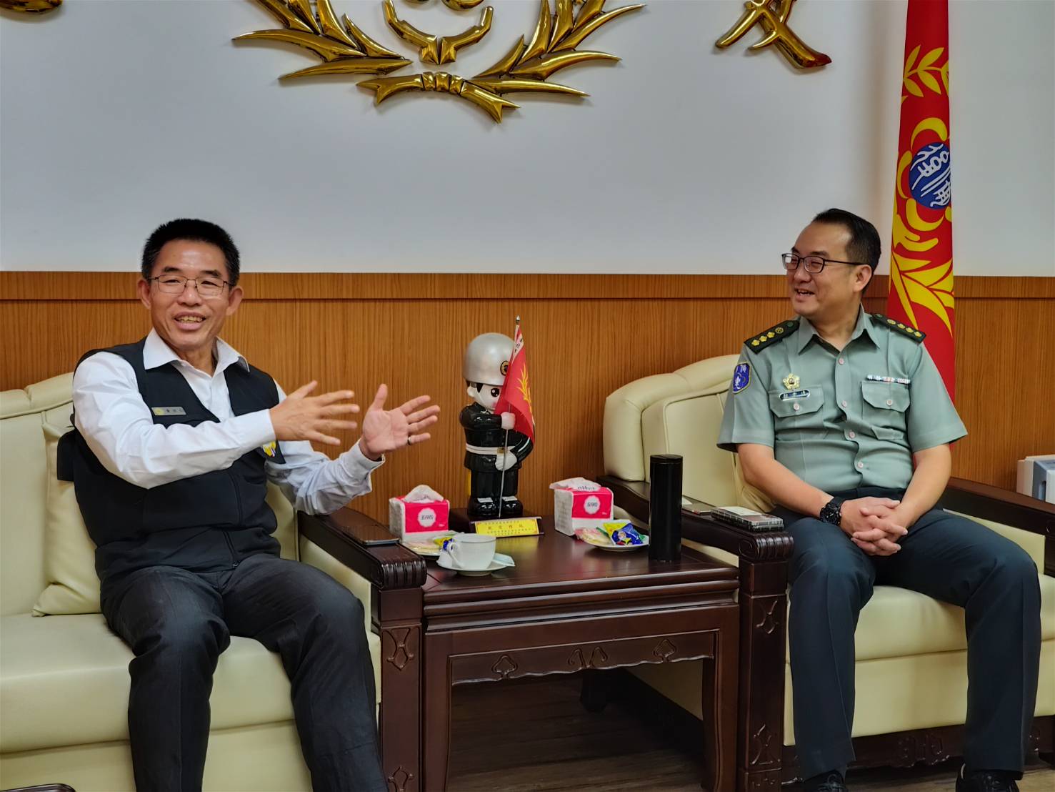 臺北市榮民服務處處長黃信仁今（3）日拜會臺北市後備指揮部指揮官顏宏達、軍備局第202廠王文宏少將，強化退除役官兵及遺眷服務工作。（圖由臺北市榮民服務處提供）