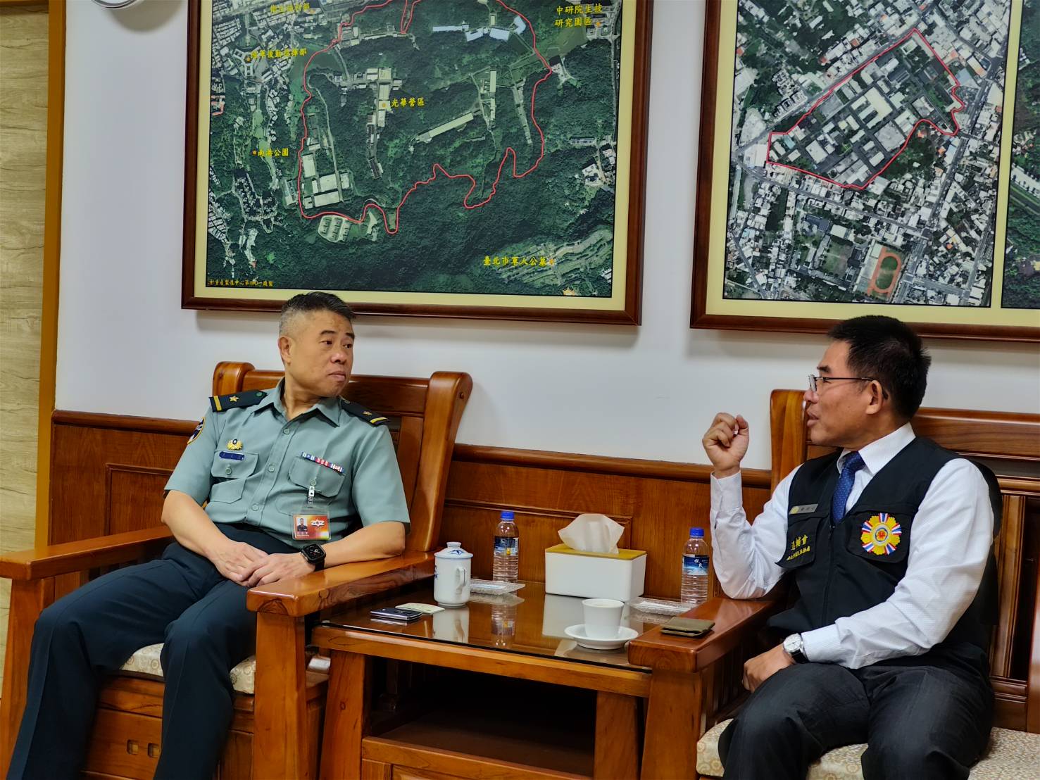 臺北市榮民服務處處長黃信仁今（3）日拜會臺北市後備指揮部指揮官顏宏達、軍備局第202廠王文宏少將，強化退除役官兵及遺眷服務工作。（圖由臺北市榮民服務處提供）