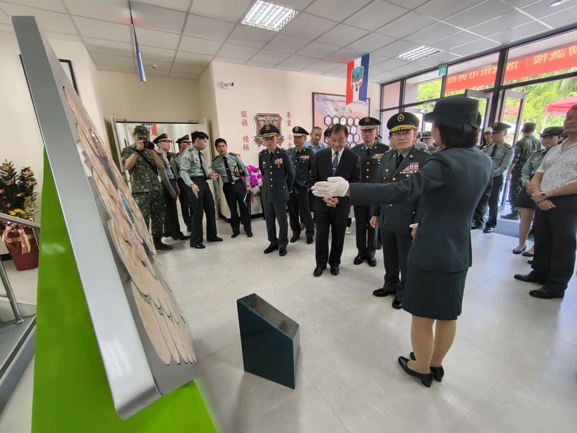 出席貴賓一同參觀勤誠樓公共空間與生活區。（記者孫建屏攝）