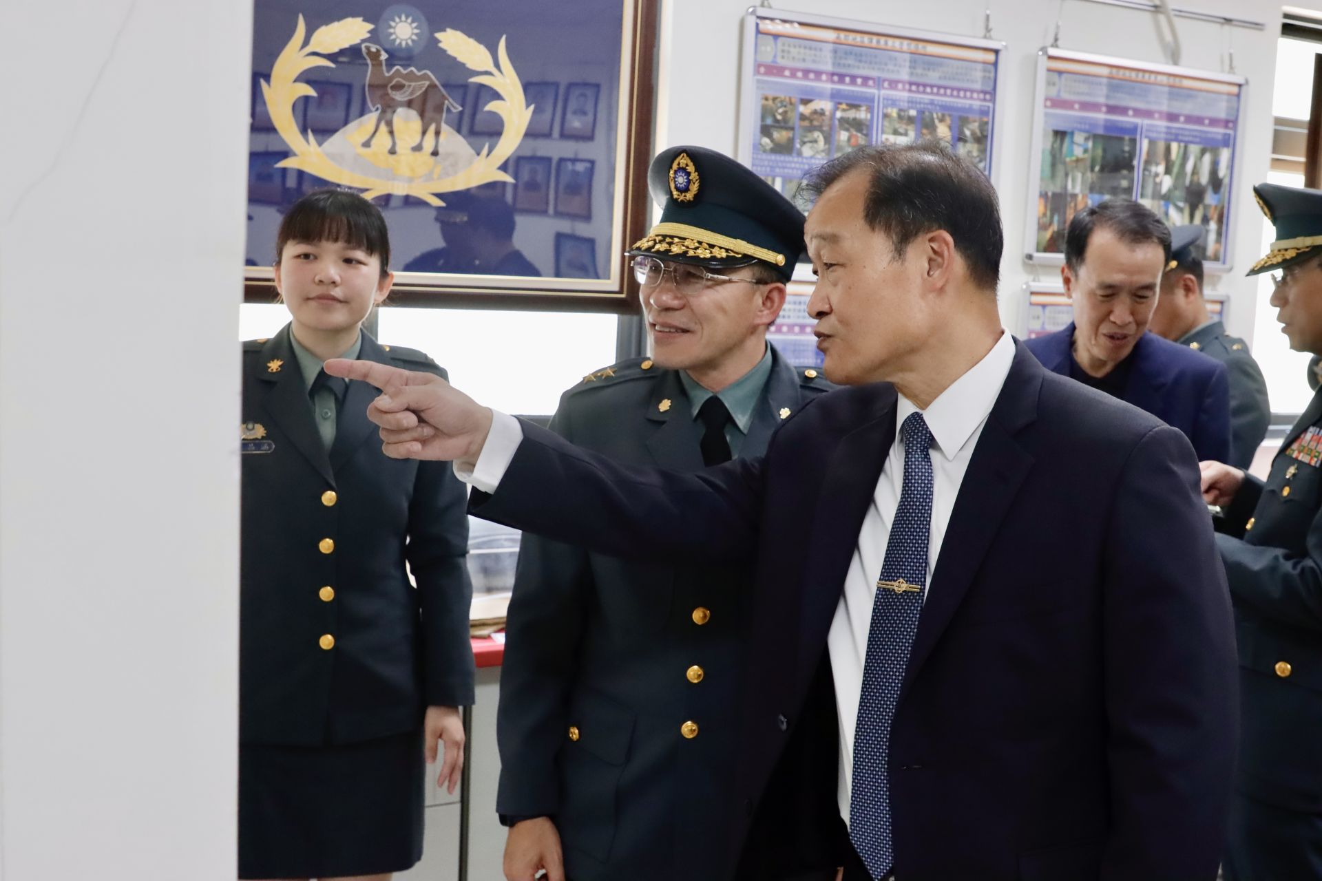 曾任陸南彈庫庫長的欣桃天然氣公司董事長房茂宏（前右）在隊史館中，說明單位隊史文物。（記者孫建屏攝）