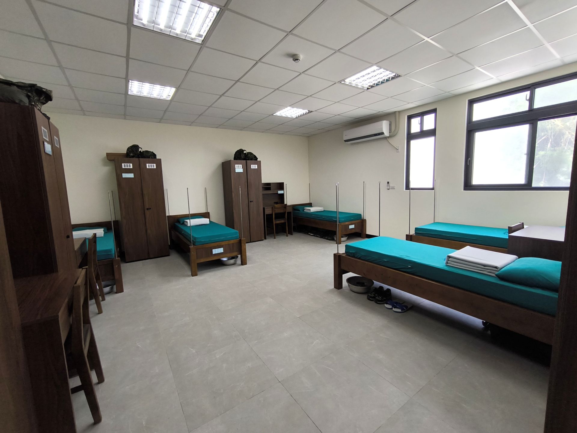 勤誠樓官兵寢室空間寬敞，可因應住宿人數不同需求調整。（記者孫建屏攝）