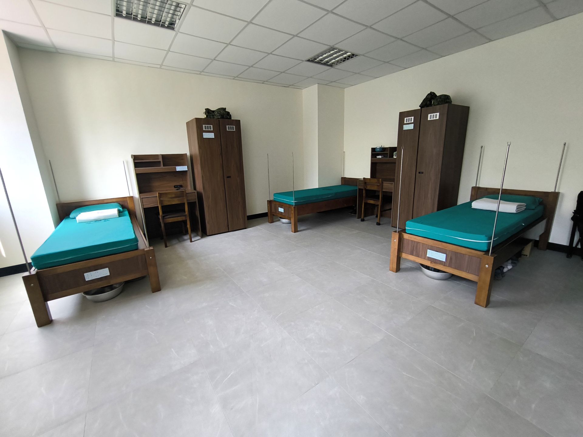 勤誠樓官兵寢室空間寬敞，可因應住宿人數不同需求調整。（記者孫建屏攝）