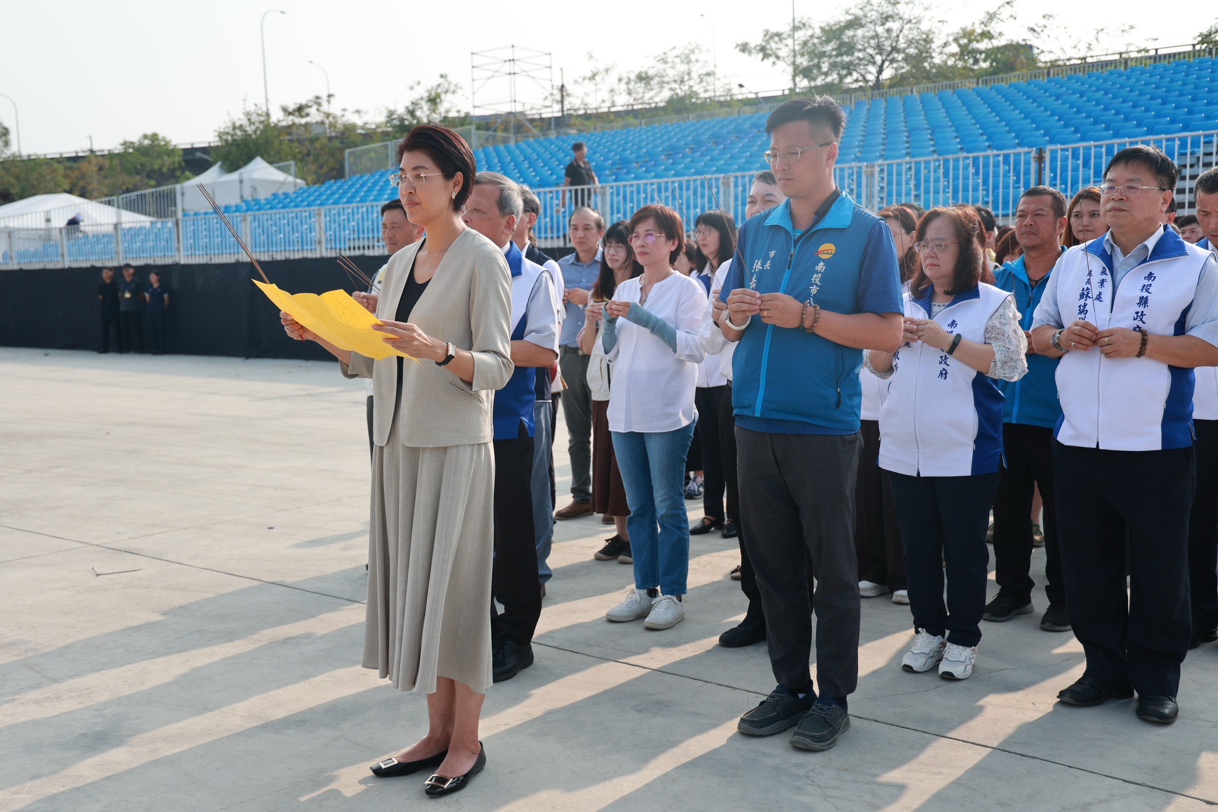 南投縣長許淑華今（3）日下午率副縣長王瑞德等縣府首長，在貓羅溪畔舉辦祈福活動，包括南投市長張嘉哲也到場上香，希望南投接下來的重大活動，一切平安順利。（南投縣政府提供）