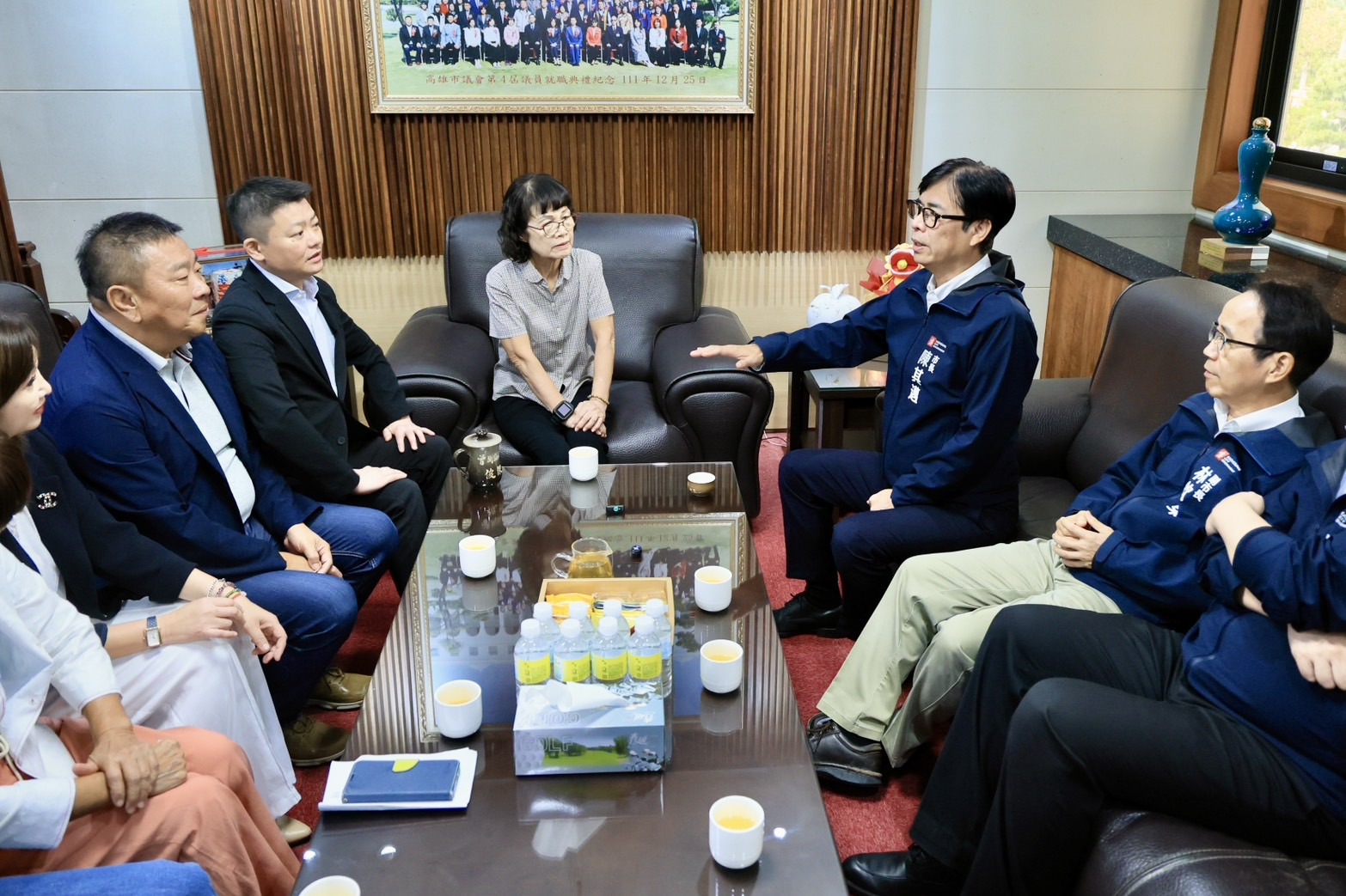 高雄市議會第4屆第6次定期大會開幕，陳其邁率領市府團隊拜會各黨團、議長康裕成、副議長曾俊傑。(新聞局提供)