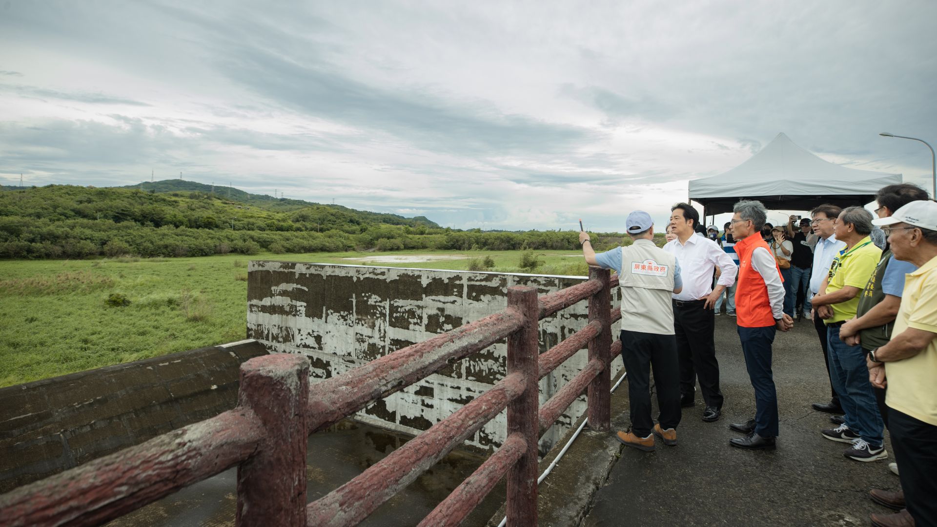 總統賴清德前往屏東視察恆春東門溪滯洪池，肯定滯洪池發揮顯著效果，並強調應落實執行防災、避災、減災的演練。（圖由總統府提供）