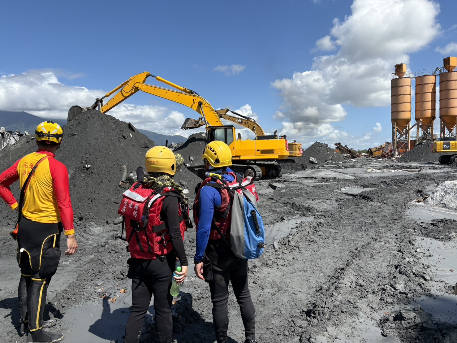 由於目前仍有6人失聯，警消、國軍昨日針對佛祖街民宅往下游開挖淤泥。（中央社）
