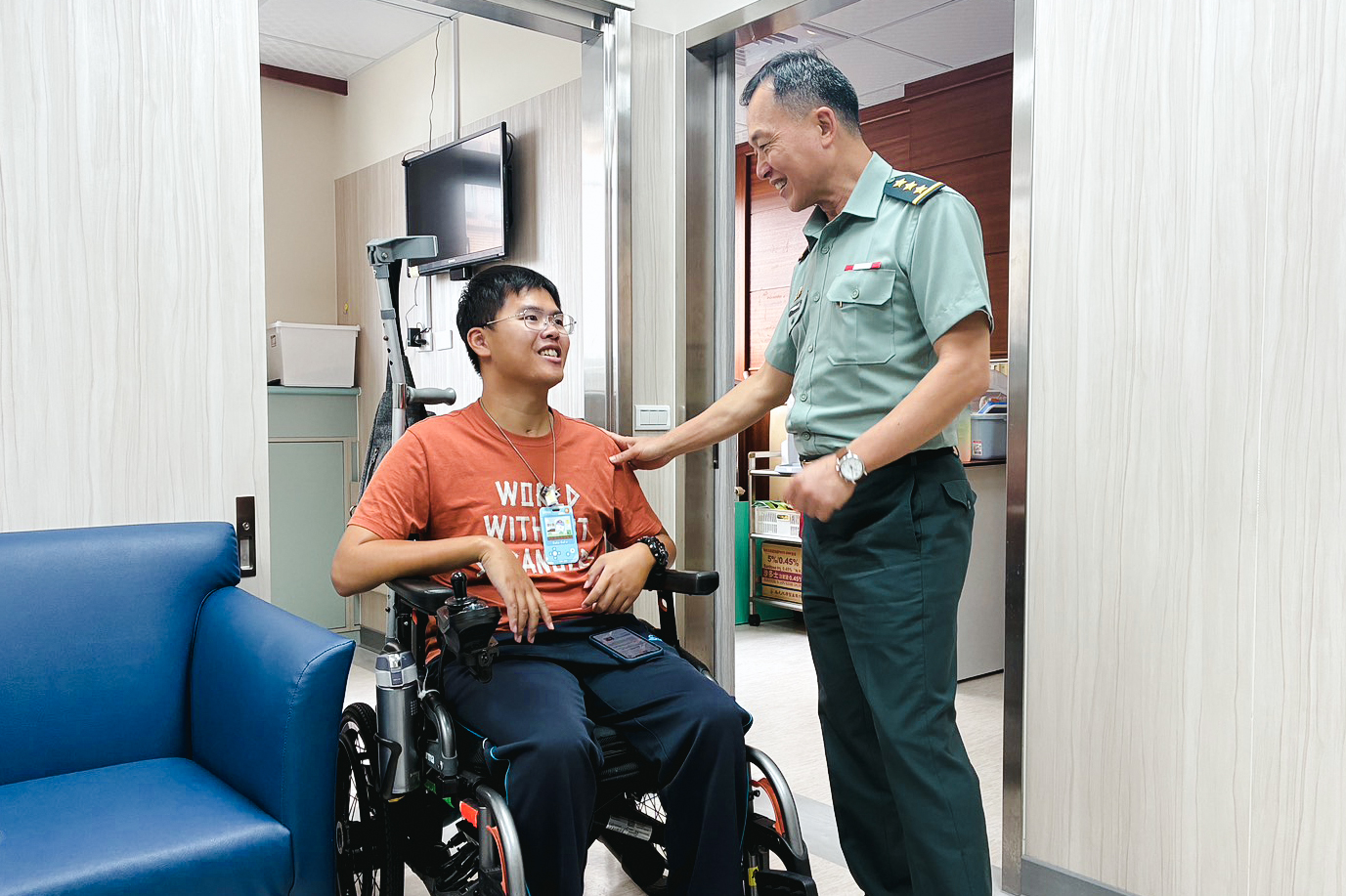 鍾副部長探慰國軍高雄總醫院行政專員秦良丰。（軍聞社記者林庭暉攝）