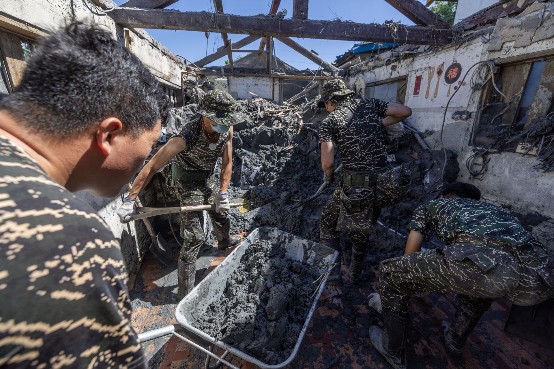 花蓮縣光復鄉災後復原持續進行，力求中秋節前恢復家園。國軍昨日深入巷弄，持續投入清淤等工作。不論是首批馳援官兵準備返營進入月臺，或官兵返回休息站途中，當地民眾及志工都自發性為他們鼓掌，並熱情地豎起大拇指比「讚！」民眾的鼓勵與掌聲，就是官兵最堅定的力量。（記者林睿奕攝）