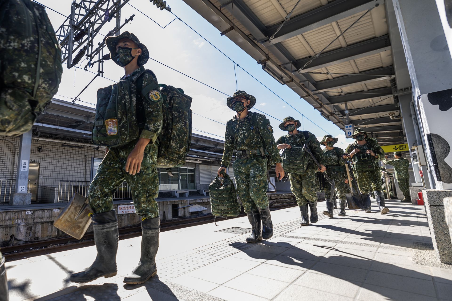 第一批馳援官兵抵達車站月臺時，瑞穗火車站站務員特別透過廣播向官兵致敬，感謝他們連日傾盡全力投入救災，為美麗家園做出巨大貢獻。（記者林睿奕攝）