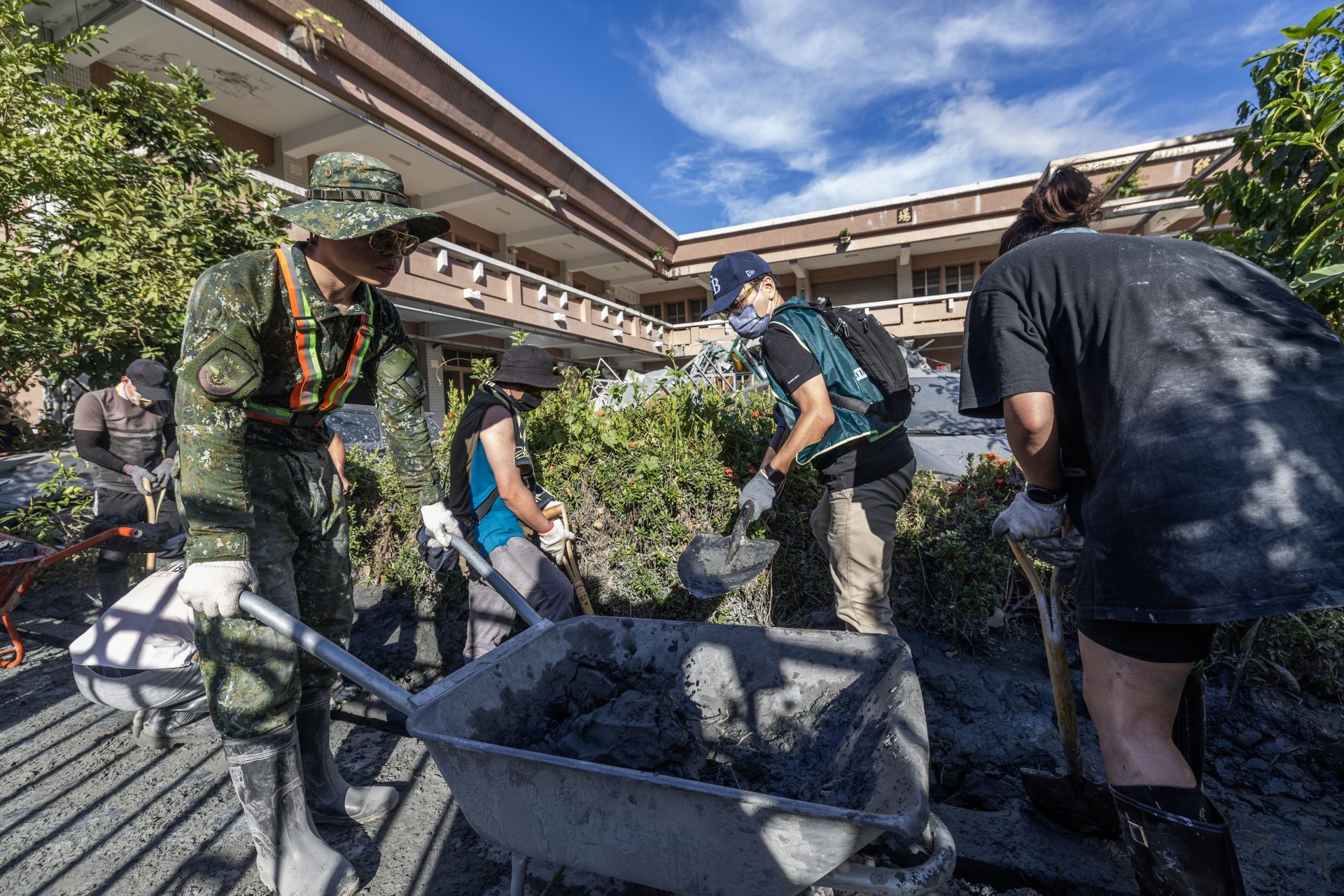  國軍官兵接續派遣兵力交接，持續進行災後復原任務，展現國軍高效行動力，期盼在中秋節前協助居民恢復正常生活。（記者林睿奕攝）