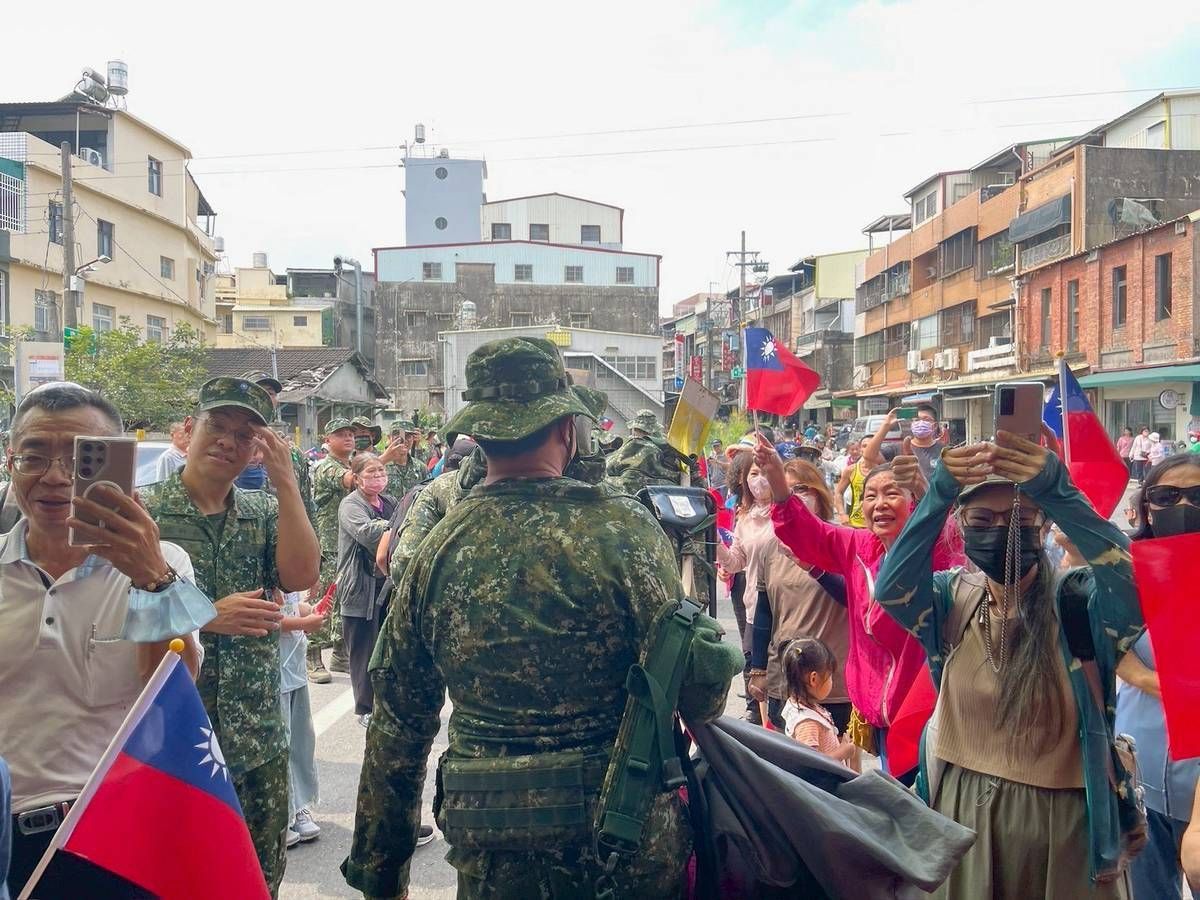 部隊接續支援災後復原，民眾揮舞國旗致敬。（第2作戰區提供）