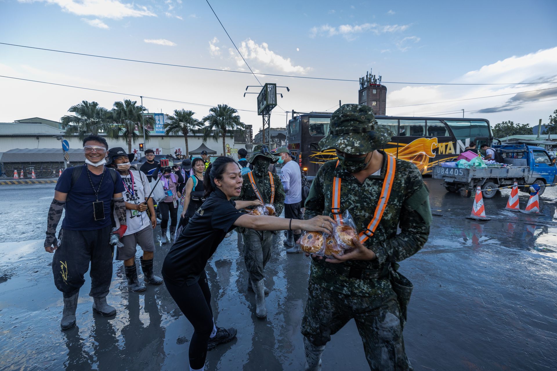 官兵完成工作後，前往光復車站的途中，也可見到民眾熱情遞出麵包、飲料等物資，感謝官兵投入救災的辛勞。（記者林睿奕攝）