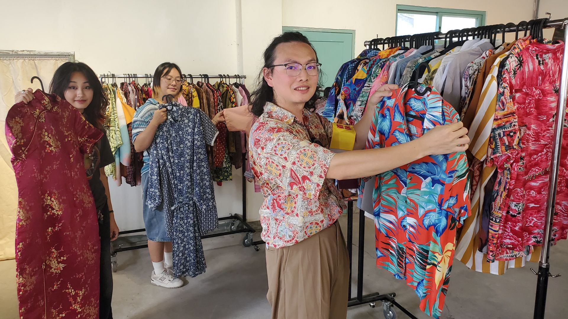 中心新村「貴德暗房」舉辦懷舊服裝資借拍照活動。（記者黃朝琴攝）