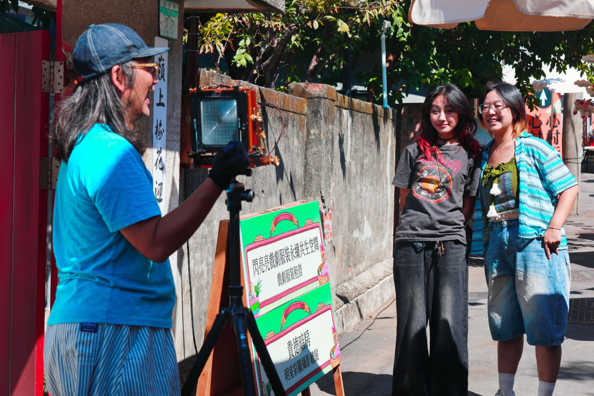 中心新村「貴德暗房」舉辦復古照相機拍攝與現場相片沖洗。（記者黃朝琴攝）