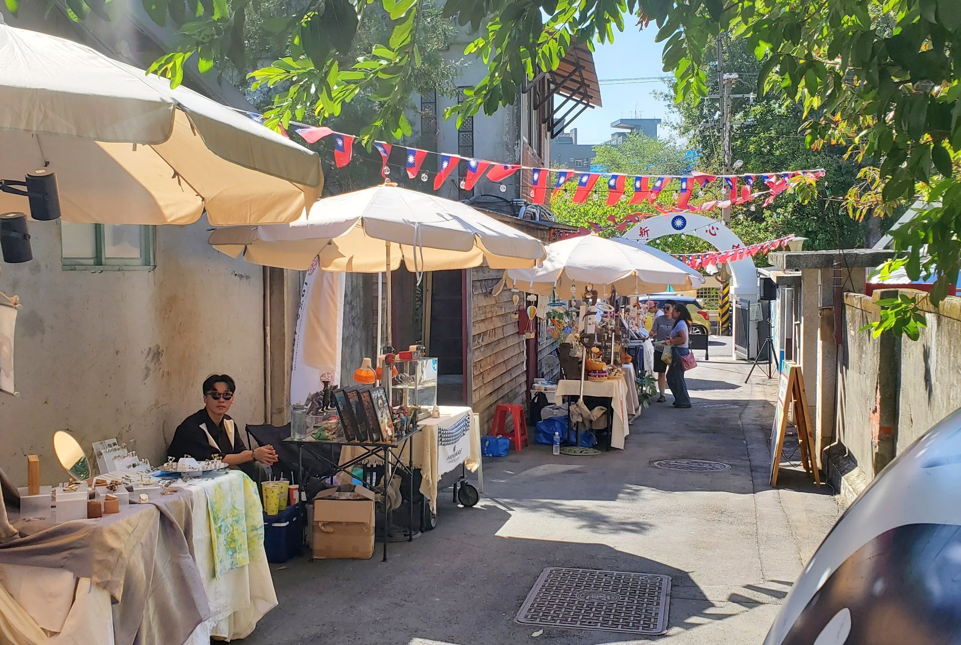 第一週適逢中秋連假，中心新村邀請以古件和創意好物見長的「小蝸牛市集」擺攤。