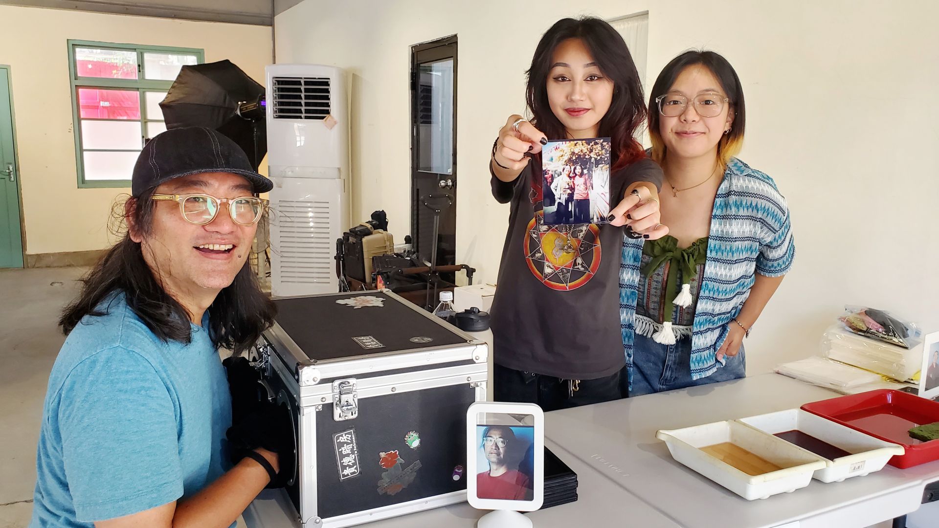 中心新村「貴德暗房」舉辦復古照相機拍攝與現場相片沖洗。（記者黃朝琴攝）