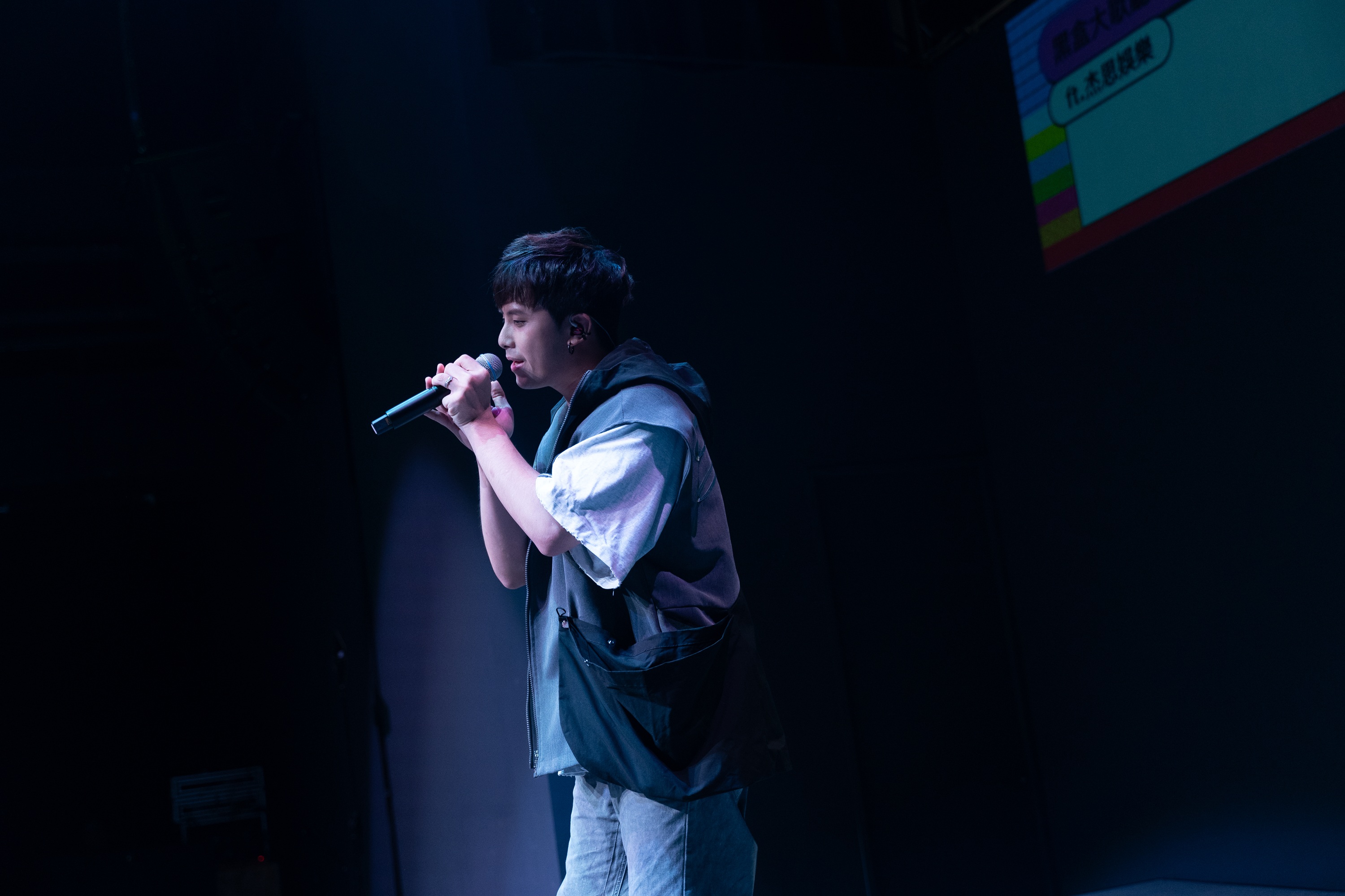 田亞霍演唱「孤獨沐浴」、「打勾勾」掀全場大合唱，還親自送海報與粉絲互動超溫馨！（杰思國際娛樂提供）