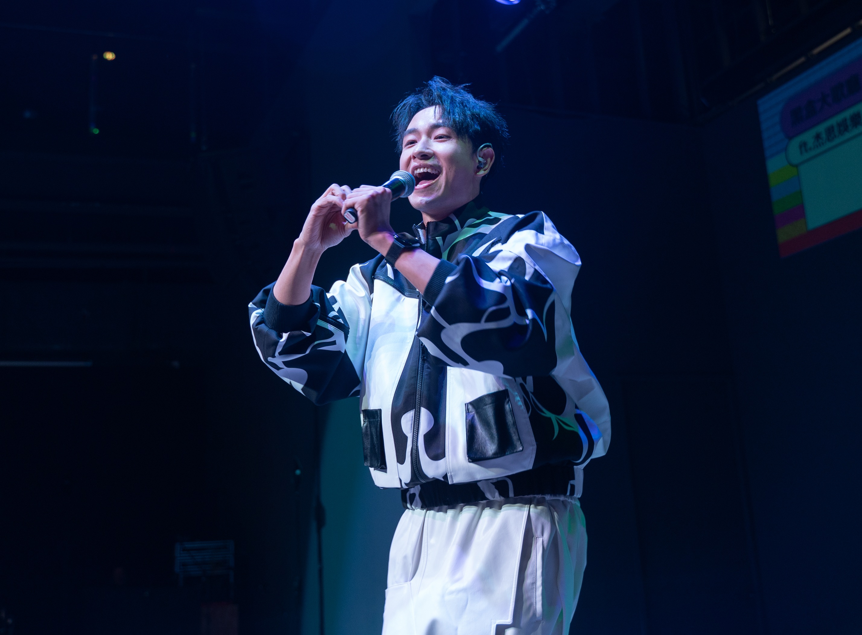 陳謙文帶來「微笑的力量」與新歌「巨續」，號召粉絲一起帶動跳，舞台氣氛嗨翻！（杰思國際娛樂提供）