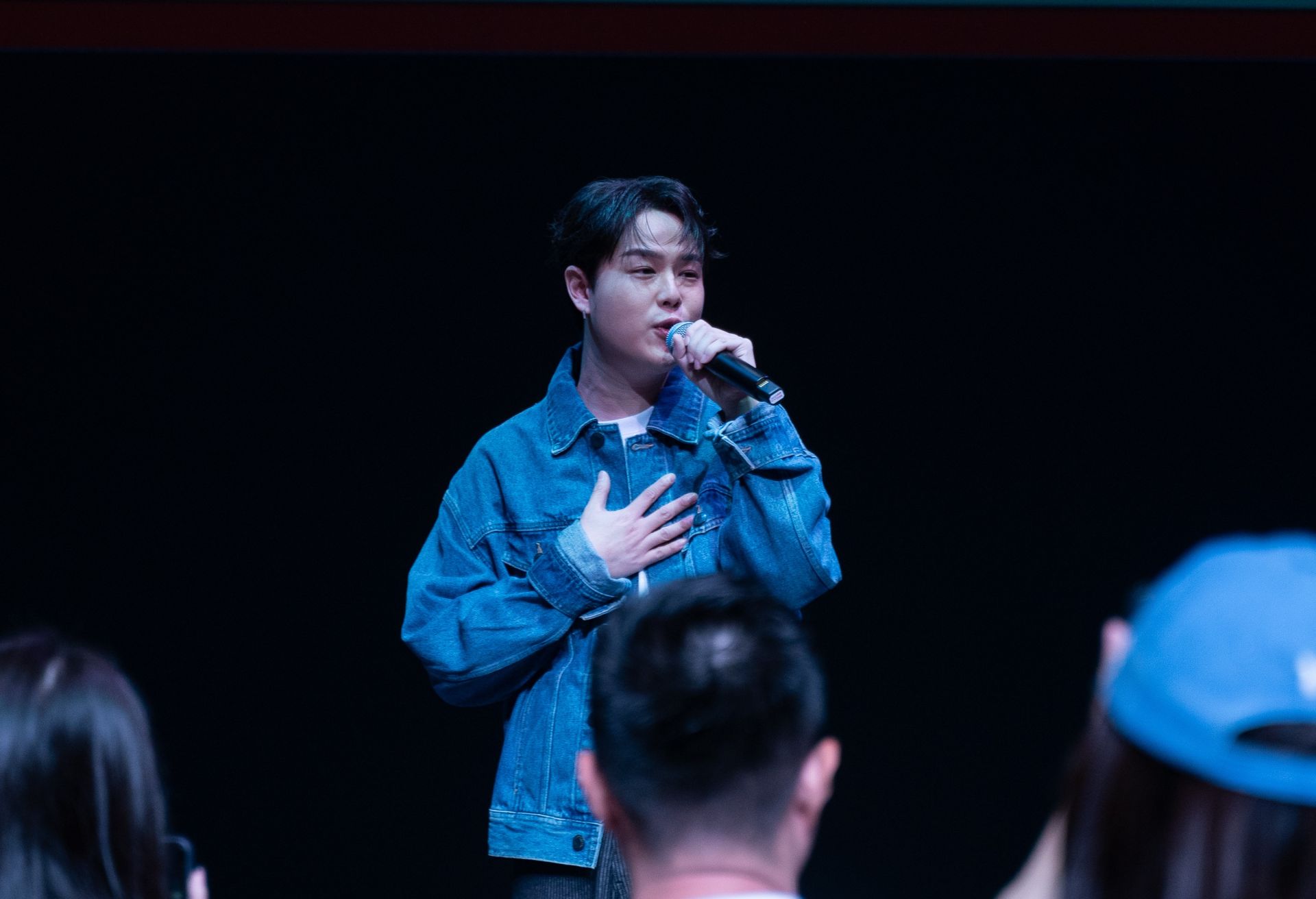 郭家瑋帶動全場大合唱「你的名字是溫柔」，向偶像伍佰看齊，把麥克風交給觀眾的感動滿分！（杰思國際娛樂提供）