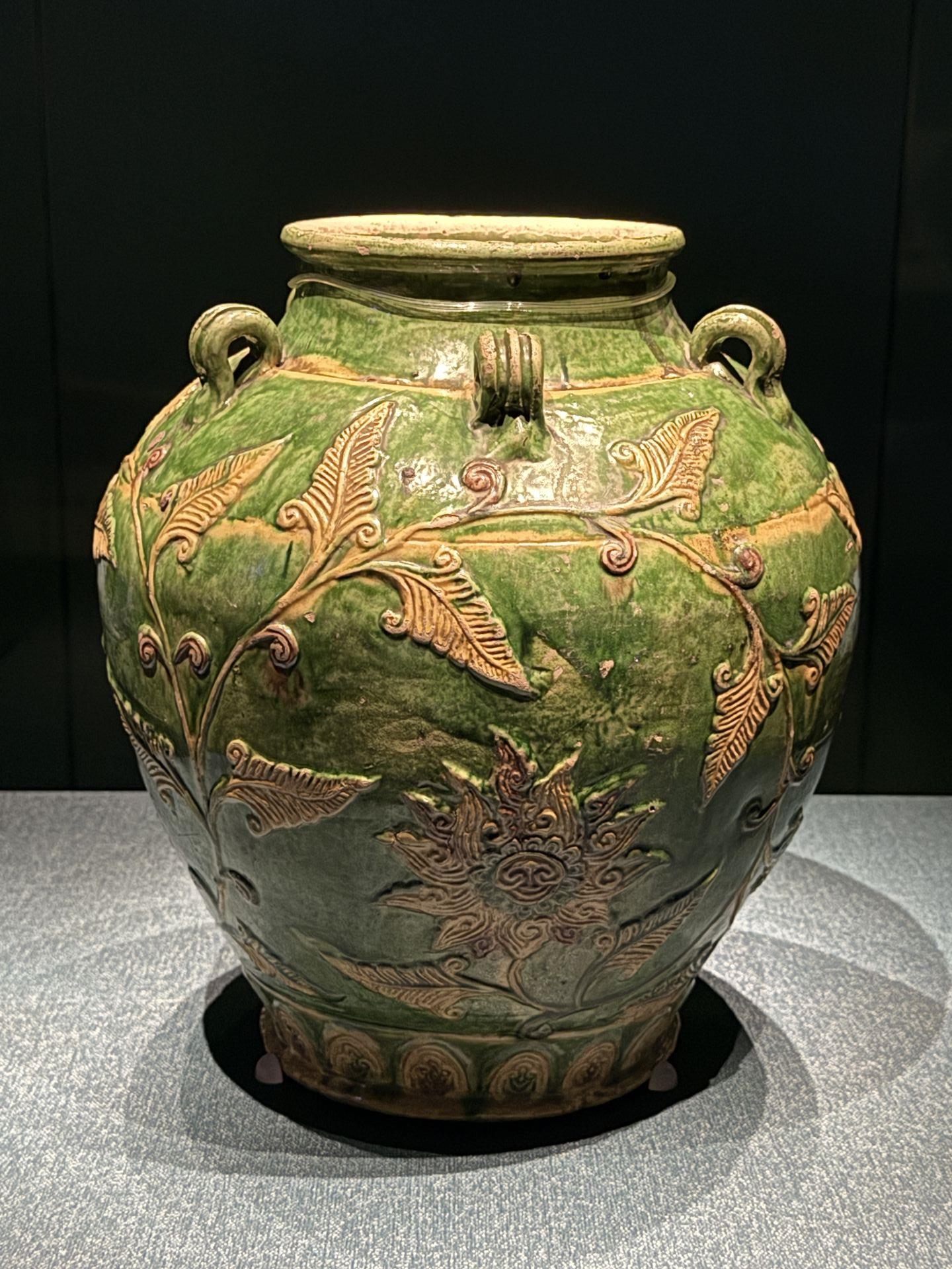 故宮南院「抵岸」特展，展出荷蘭公主堂陶瓷博物館典藏〈三彩纏枝花卉紋罐〉，以纏枝花卉貼花裝飾並施綠、黄、褐三彩釉的罐子，曾被17世紀英國植物學家約翰查德斯肯特於旅行收藏而得名。（故宮南院提供）