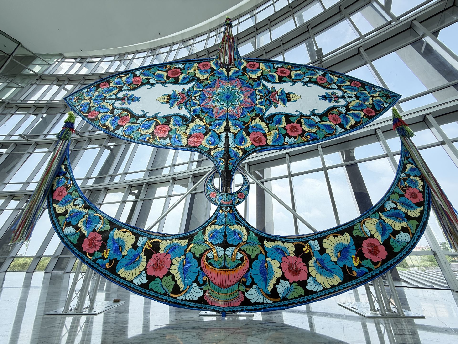 在季風影響下的南洋群島，放風箏既是常民娛樂也是一門融合藝術、美學與社群記憶的傳統工藝。故宮南院二樓大廳的大型風箏為亞洲藝術節邀請當地風箏師傅蒞臨南院所製作。（故宮南院提供）