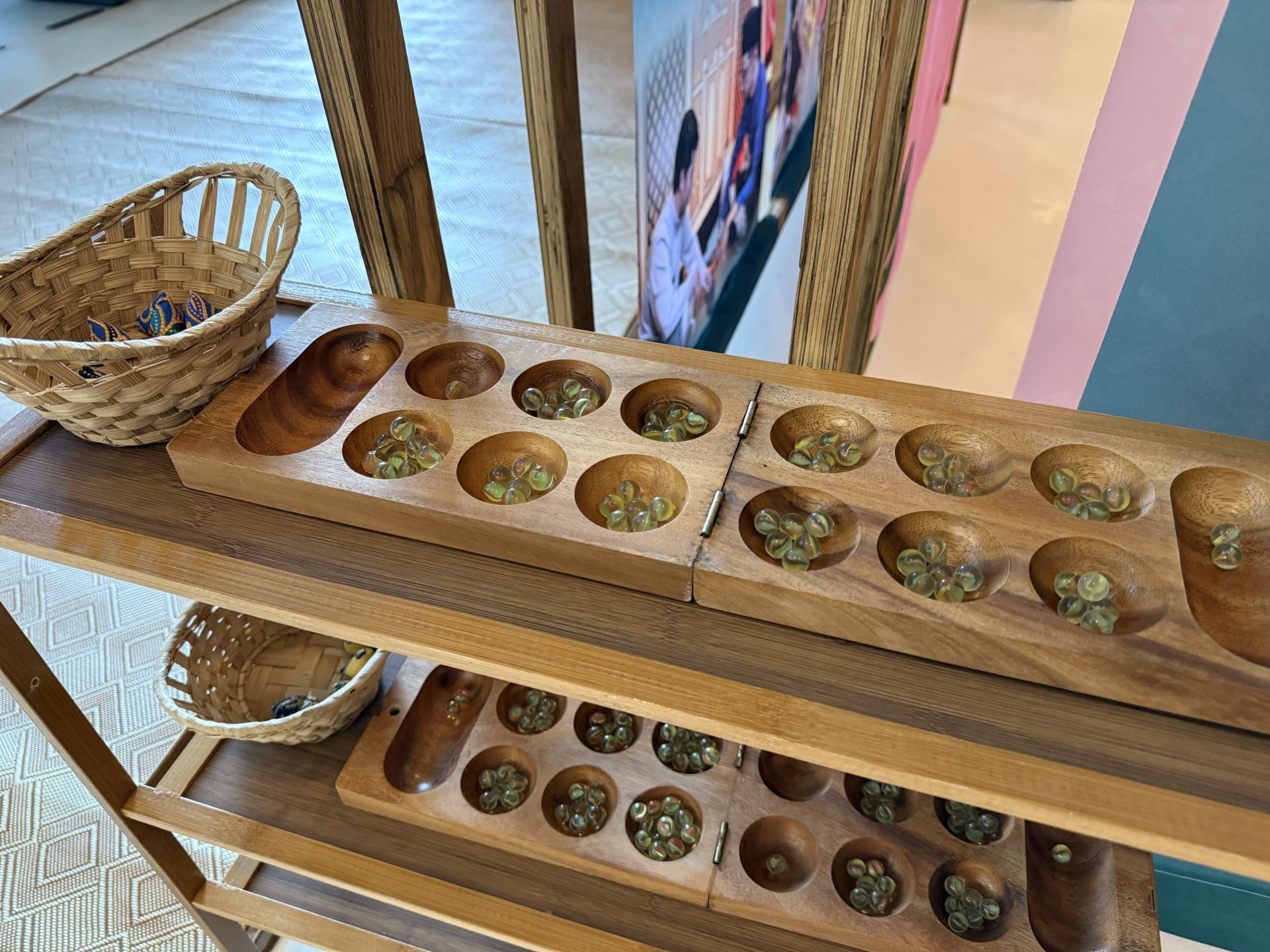 故宮亞洲藝術節的主題休憩區設置南洋傳統童玩及手眼協調的沙包遊戲、兩人對弈的播棋，讓觀眾在遊戲中體驗南洋常民生活的樂趣。（故宮南院提供）