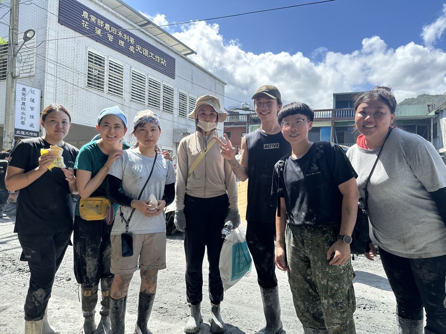  陸軍飛彈光電基地勤務廠官兵深入光復鄉，以行動減輕災民負擔。（飛勤廠提供）