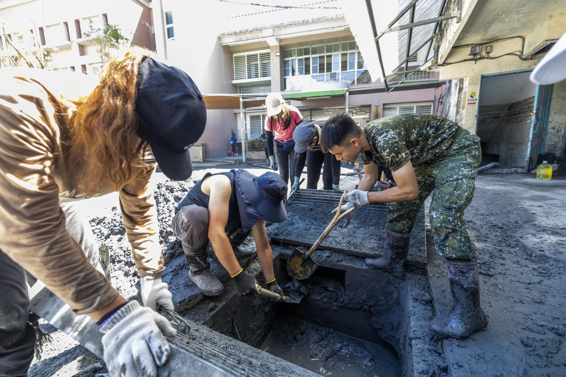  昨日是中秋連假首日，為加速災區復原速度，國軍持續投入兵力協助清淤、消毒與搬運大型廢棄物，夜間則由工兵部隊運用傾卸車等重型機具，接力進行街道淤泥清運，日以繼夜執行災後復原任務，全力協助居民恢復正常生活。（記者林睿奕攝）