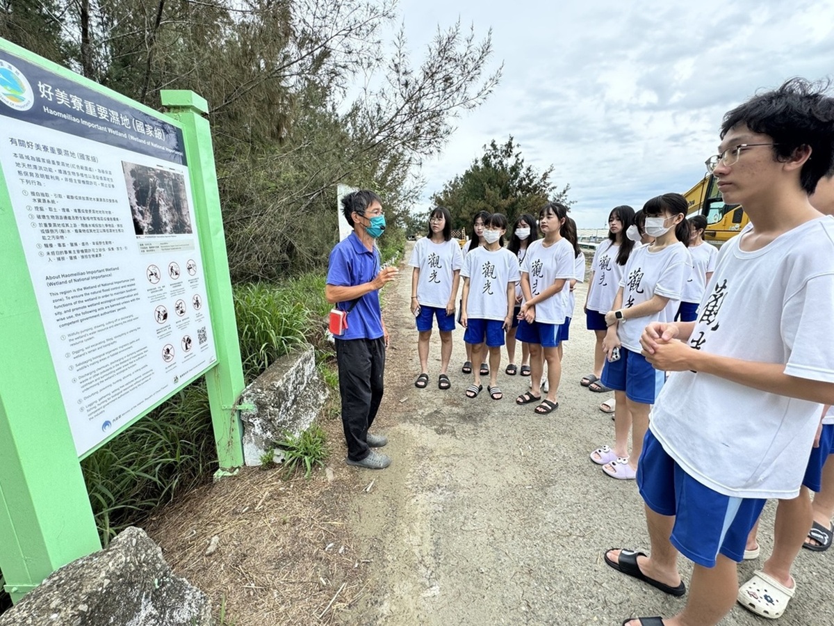 嘉義市國立華南高商「味蕾漫遊」戶外教育課程，，前往好美寮濕地進行環境教育，溼地導覽及說明。（教育部提供）