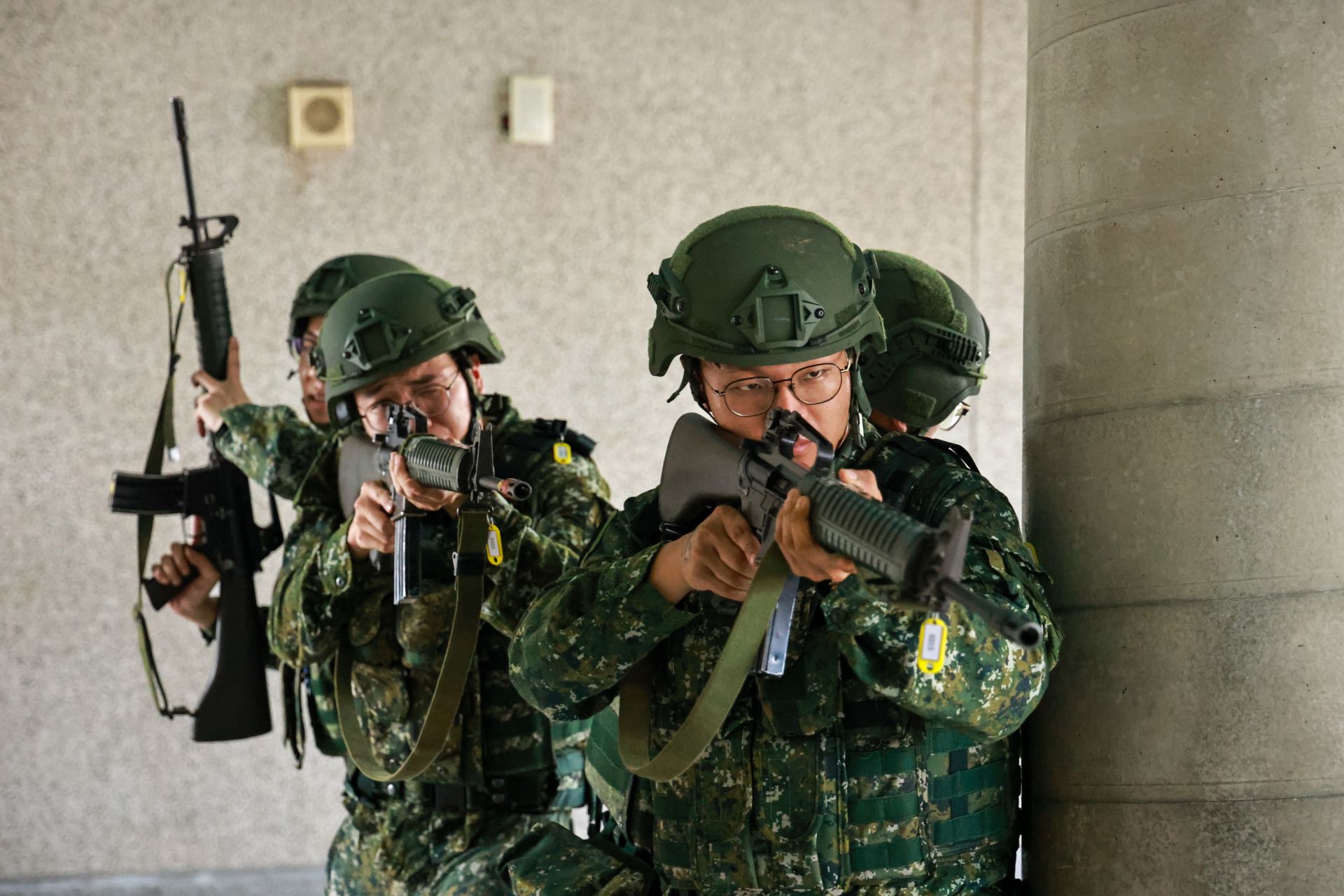  206旅步3營在同心操演中，導入限制空間戰鬥（CQB）課程，模擬城鎮作戰演練，使召員熟悉新式戰鬥技巧，有效提升後備軍人縱深防禦作戰能力。（本報資料照片）