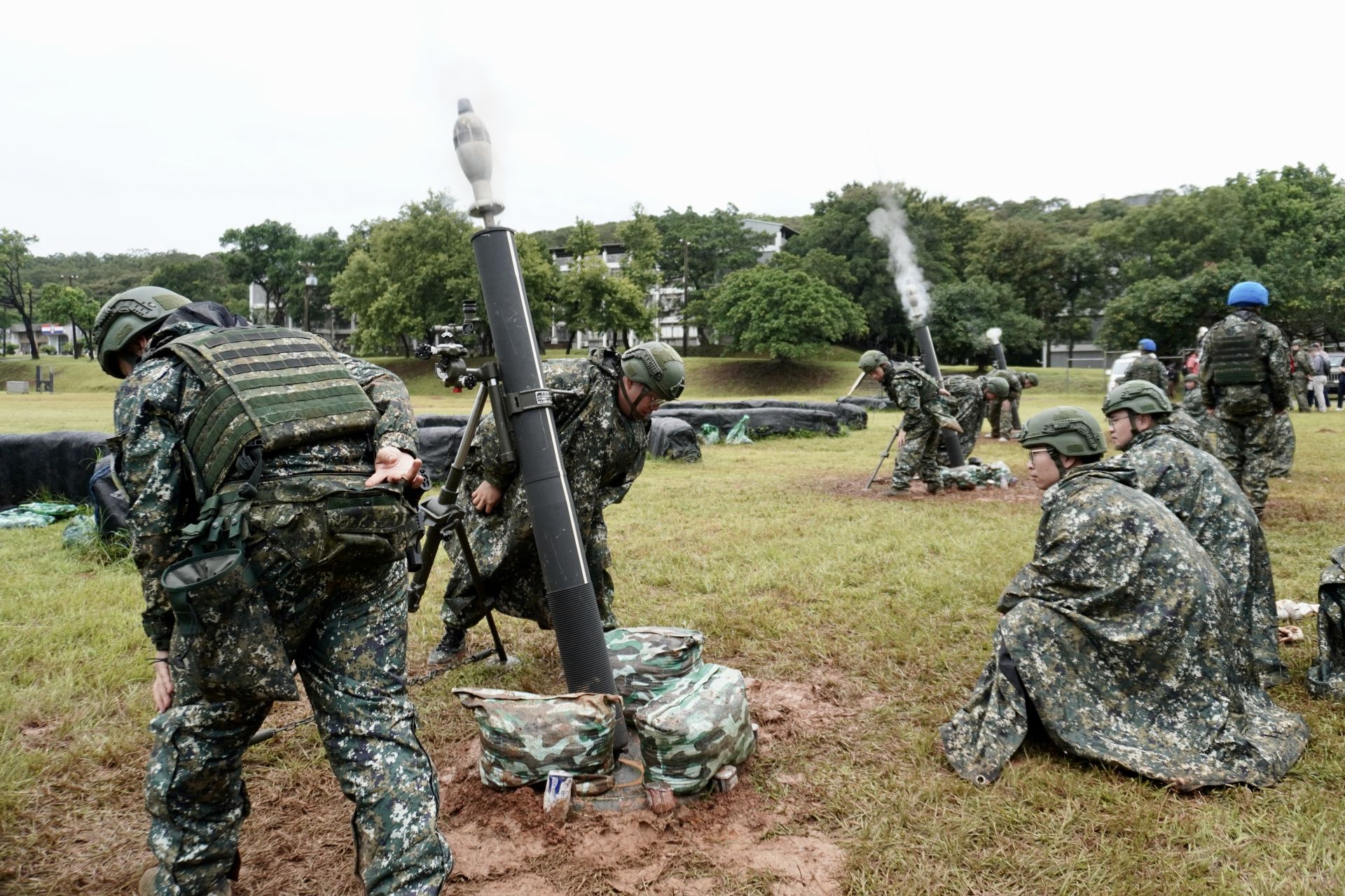 同心操演中，官兵帶領召員完成120迫砲實彈射擊。（206旅提供）