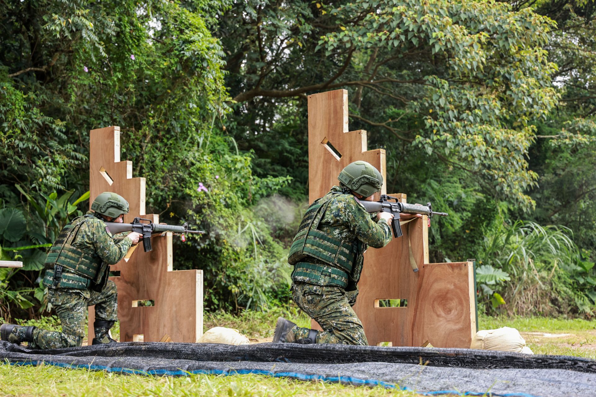 召員於同心操演中進行戰鬥射擊，提升作戰能力。（206旅提供）