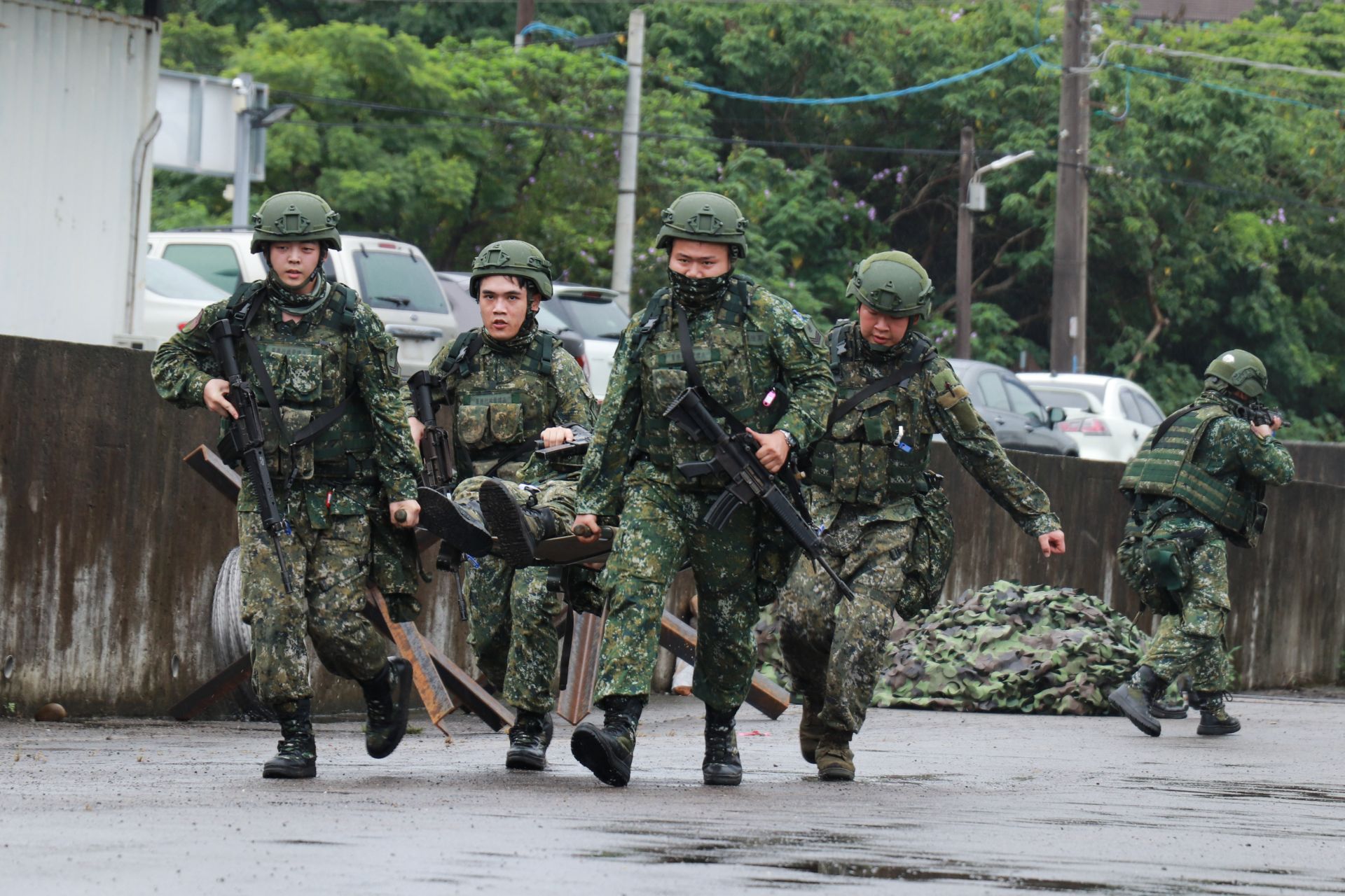  官兵帶領召員執行作戰計畫演練，進行戰傷救護訓練。（206旅提供）