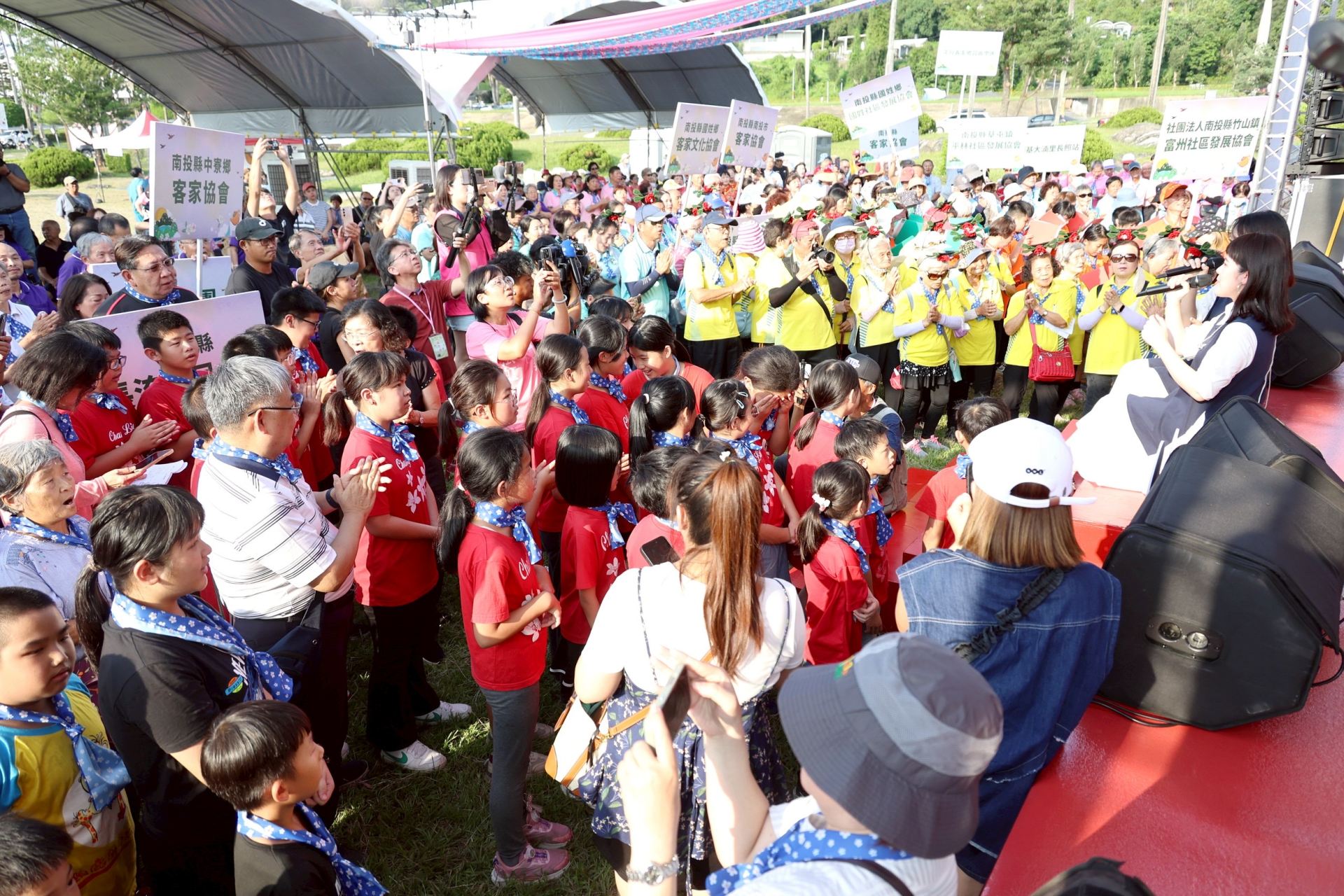 「2025南投縣客家文化節～客在心投」系列活動－草地音樂會昨（5）日下午在中興新村親情公園熱情展開。（南投縣政府提供）